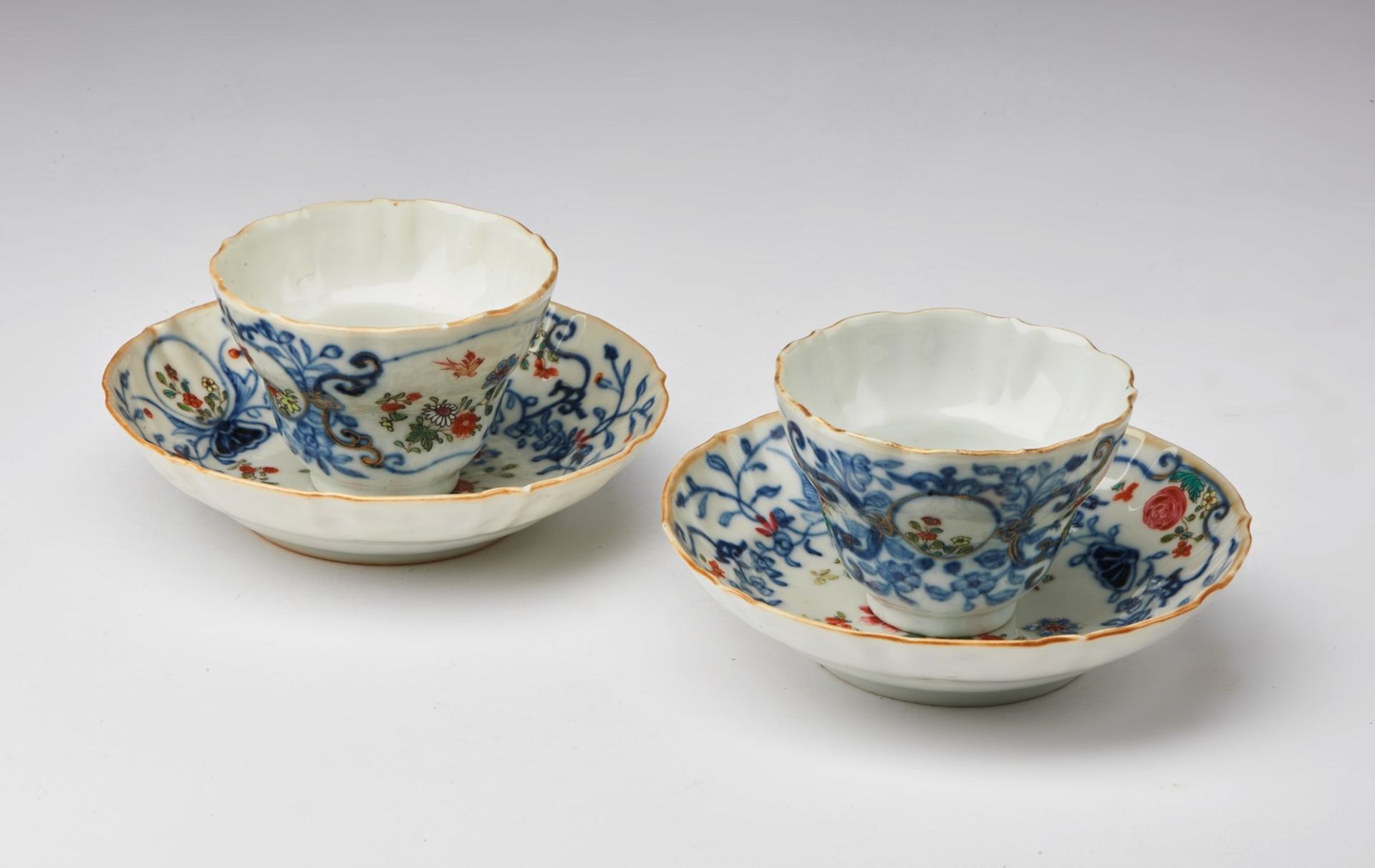 Arte Cinese A pair of porcelain export cups and dishes China, Qing dynasty, 18th century .