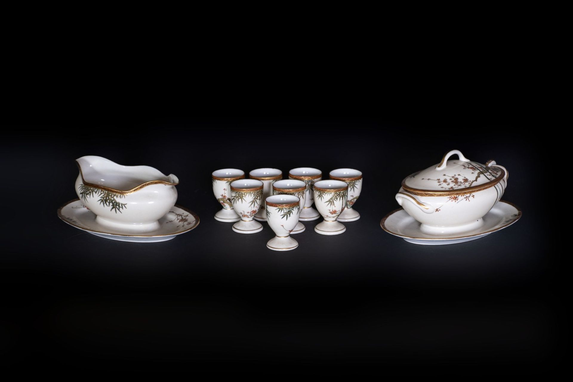 ARTE GIAPPONESE A group of white porcelain tableware Japan, 19th century .