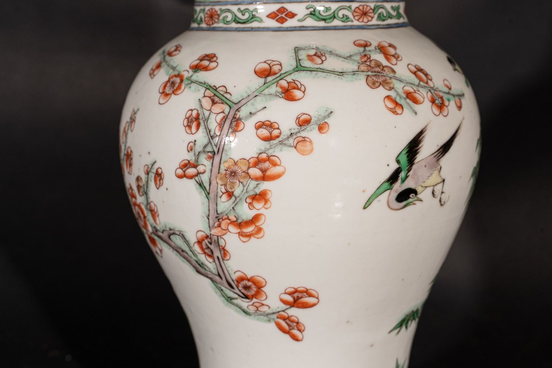 Arte Cinese A yenyen famille verte porcelain vase bearing a double circle mark at the base China, 1 - Bild 3 aus 5