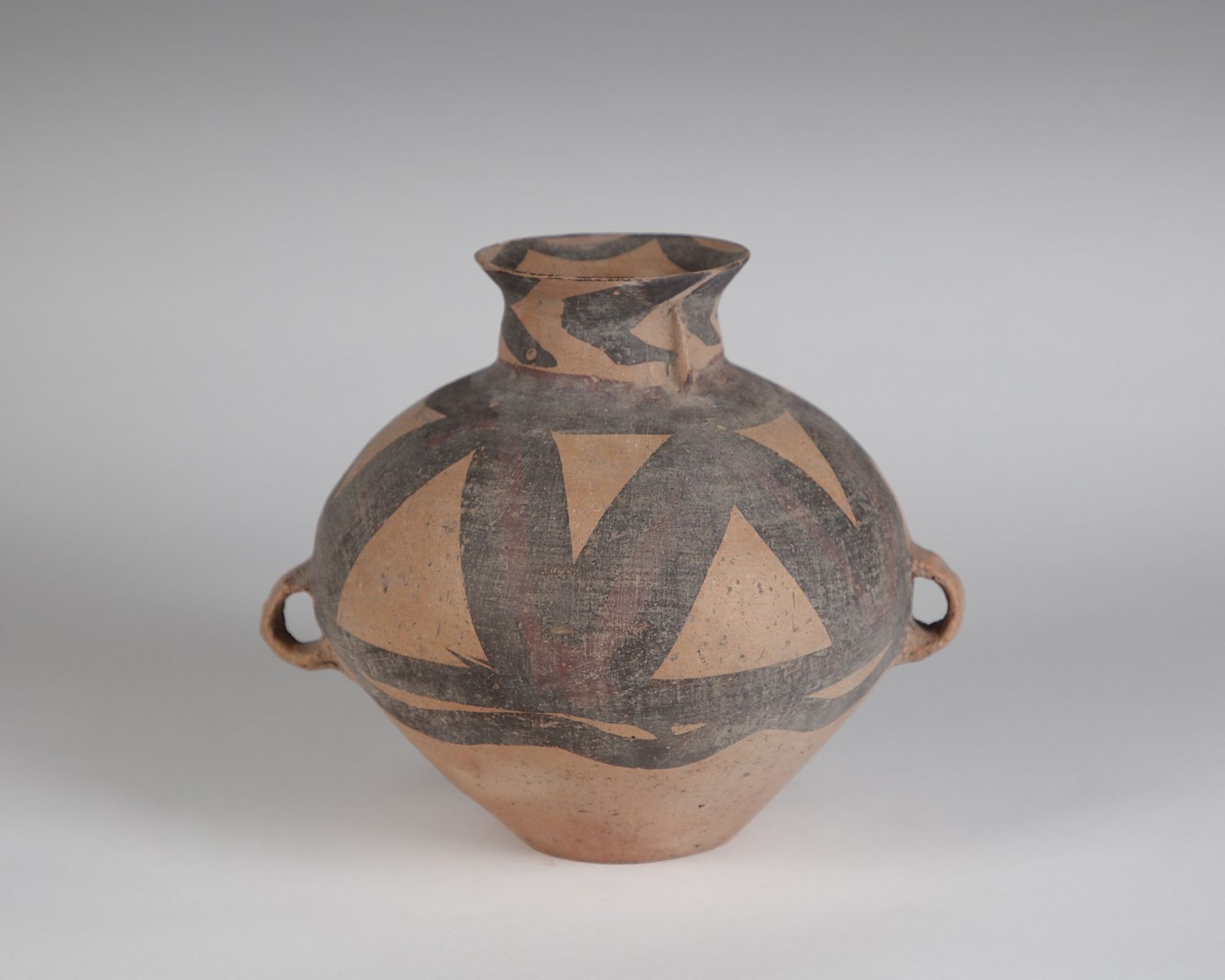 Arte Cinese An earthenware jar (guan) China, Majiayao Culture, Machang phase, 2359-2050 b.C.. - Bild 2 aus 2