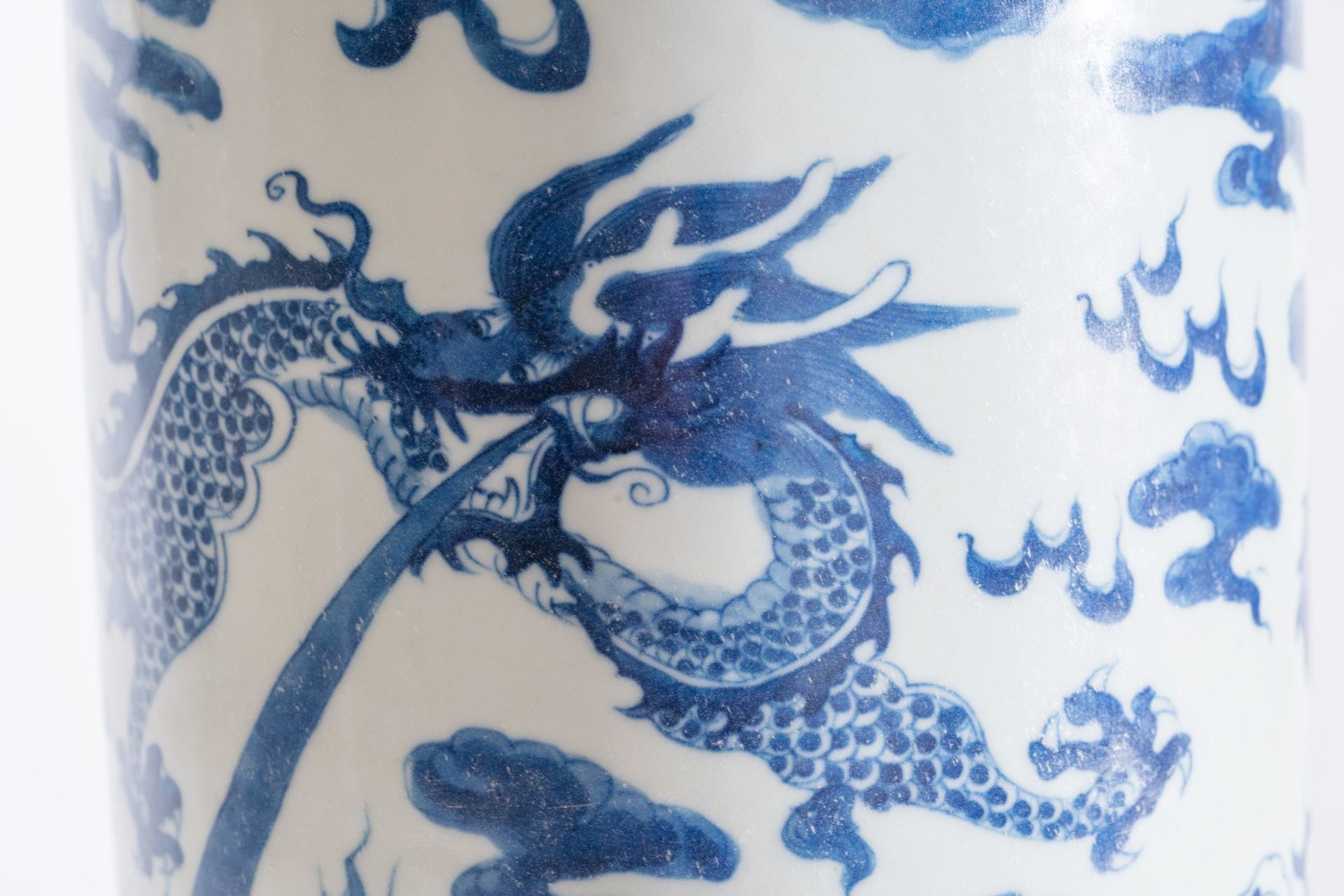 Arte Cinese A blue and white porcelain vase painted with a dragon among clouds and waves China, 19t - Image 2 of 5