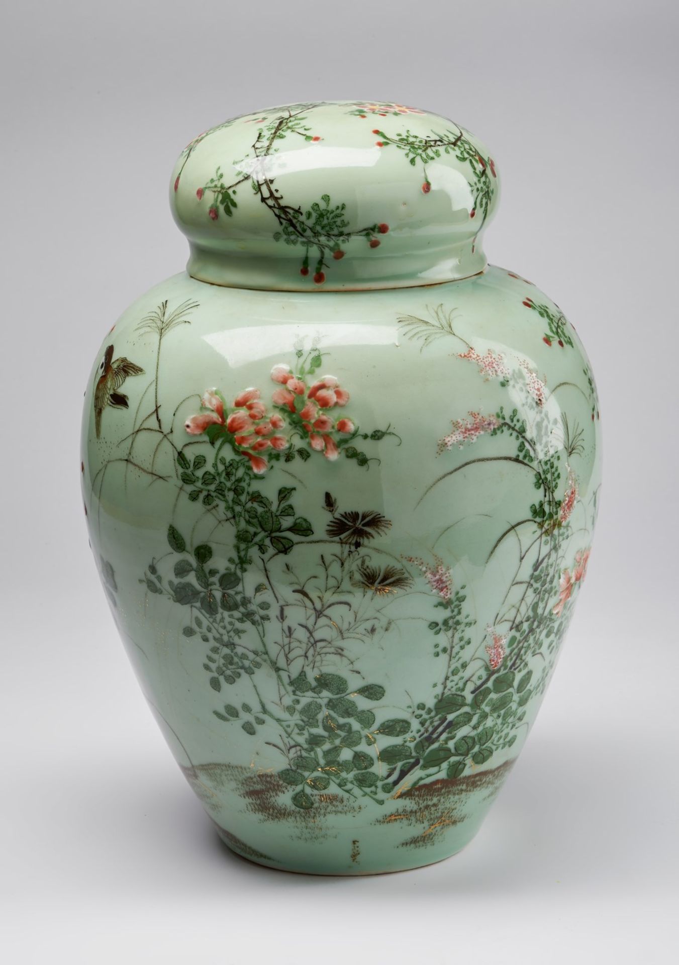 Arte Cinese A pair of porcelain potiches over celadon groundChina, early 20th century . - Bild 3 aus 4