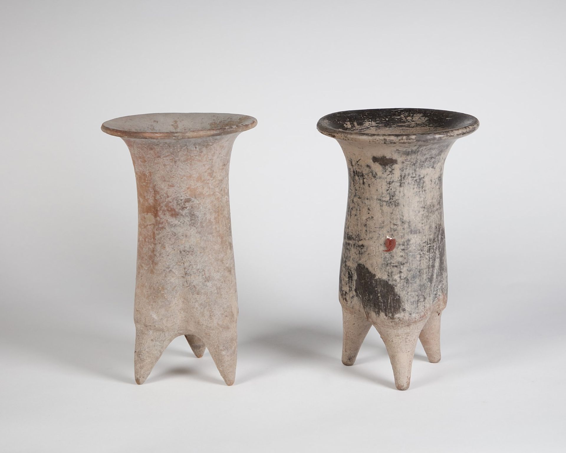 Arte Cinese Two earthenware tripod (li) vasesChina, Lower Xiajiadian Culture, ca. 1900-1300 b.C..