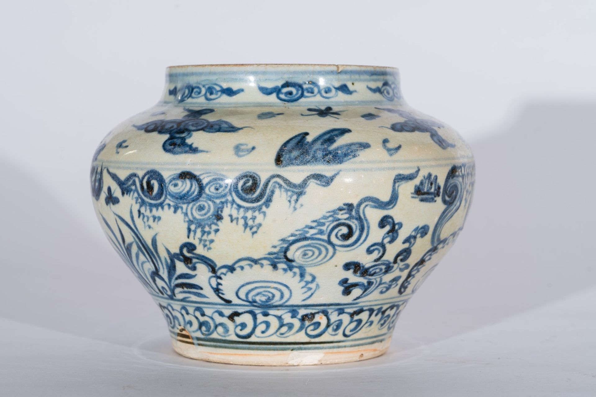 Arte Sud-Est Asiatico A blue and white pottery vase painted with vegetal motifs and clouds Vietnam, - Bild 2 aus 4