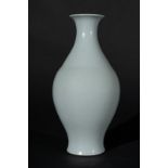 Arte Cinese A white glazed porcelain vase bearing a Qianlong six character seal mark at the base Ch