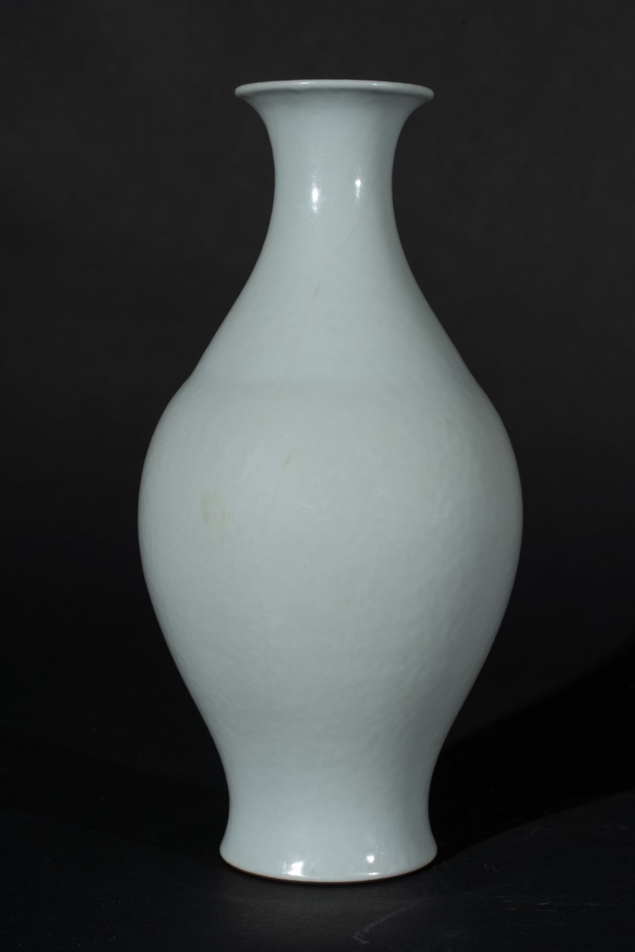 Arte Cinese A white glazed porcelain vase bearing a Qianlong six character seal mark at the base Ch