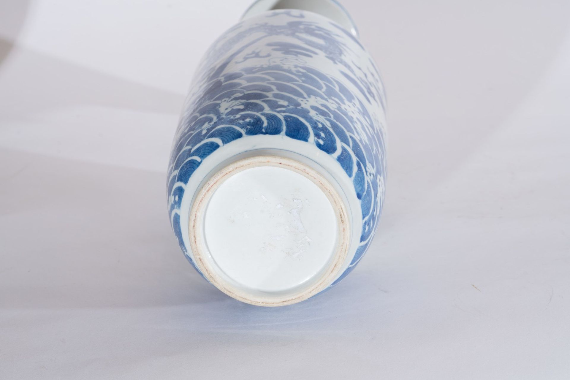 Arte Cinese A blue and white porcelain vase painted with a dragon among clouds and waves China, 19t - Bild 5 aus 5
