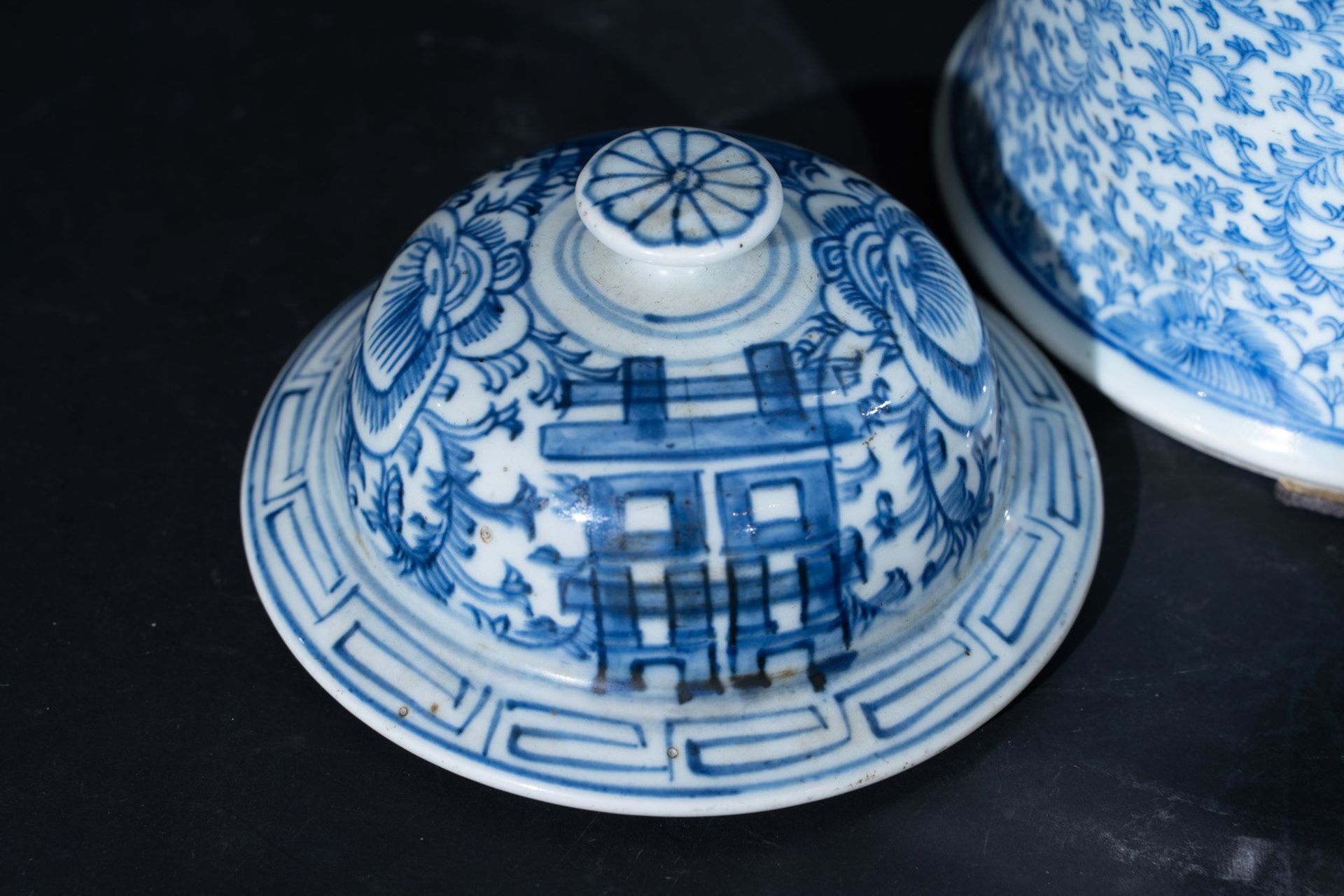 Arte Cinese A blue and white porcelain potiche painted with sprays and ideograms China, early 20th - Bild 4 aus 5