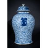 Arte Cinese A blue and white porcelain potiche painted with sprays and ideograms China, early 20th