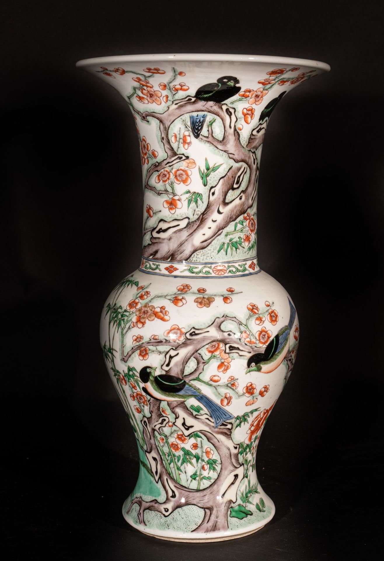 Arte Cinese A yenyen famille verte porcelain vase bearing a double circle mark at the base China, 1