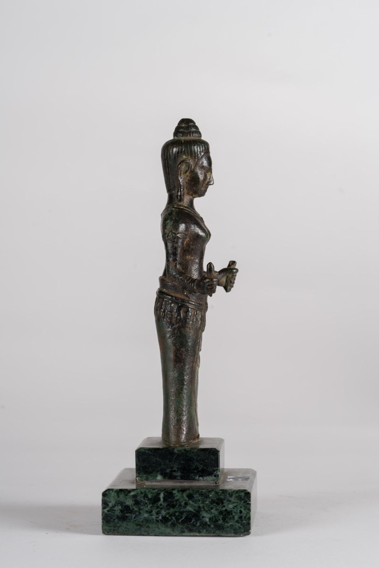 Arte Sud-Est Asiatico A bronze female deity figure Vietnam, Champa art, 12th century . - Bild 3 aus 6