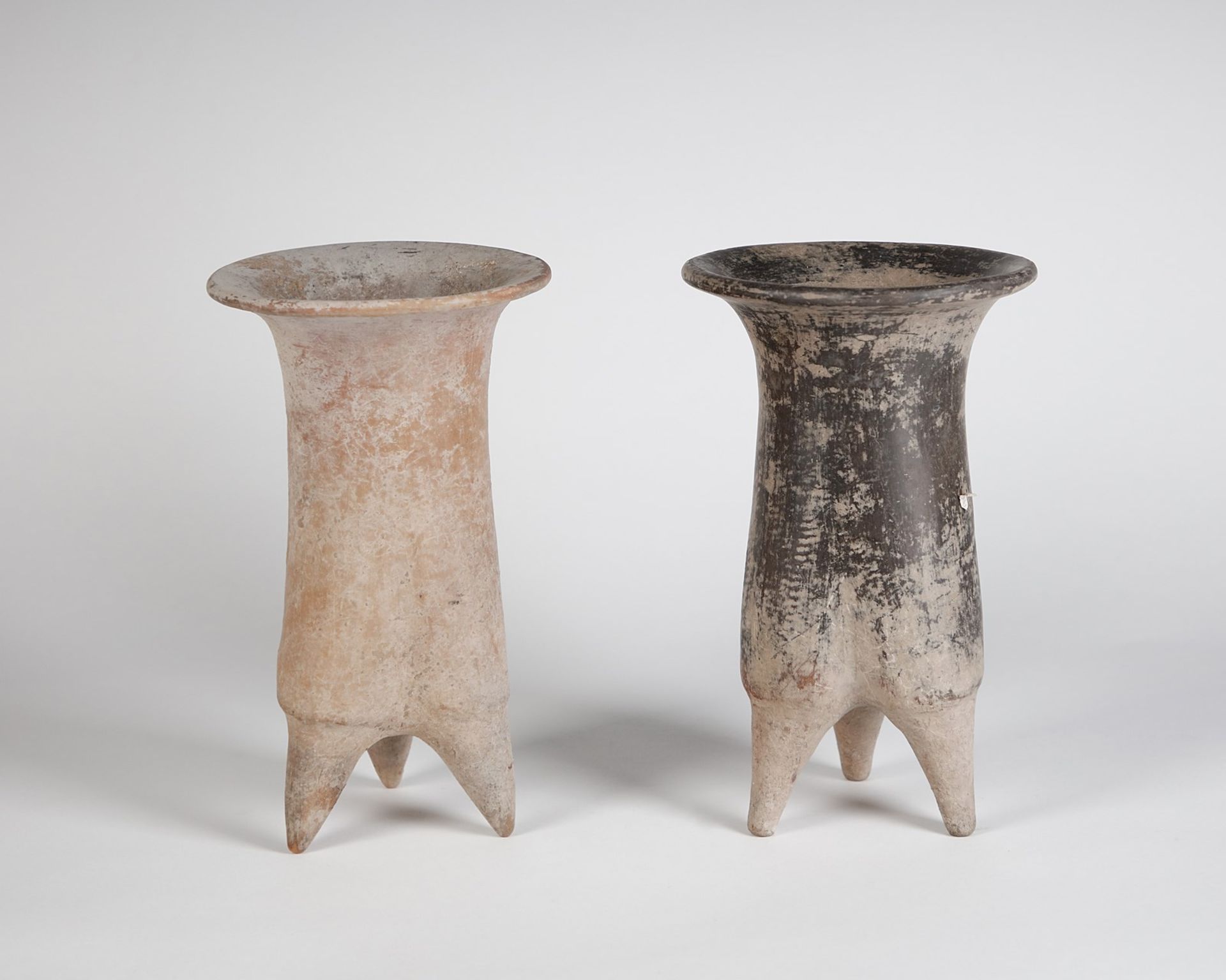 Arte Cinese Two earthenware tripod (li) vasesChina, Lower Xiajiadian Culture, ca. 1900-1300 b.C.. - Image 2 of 2