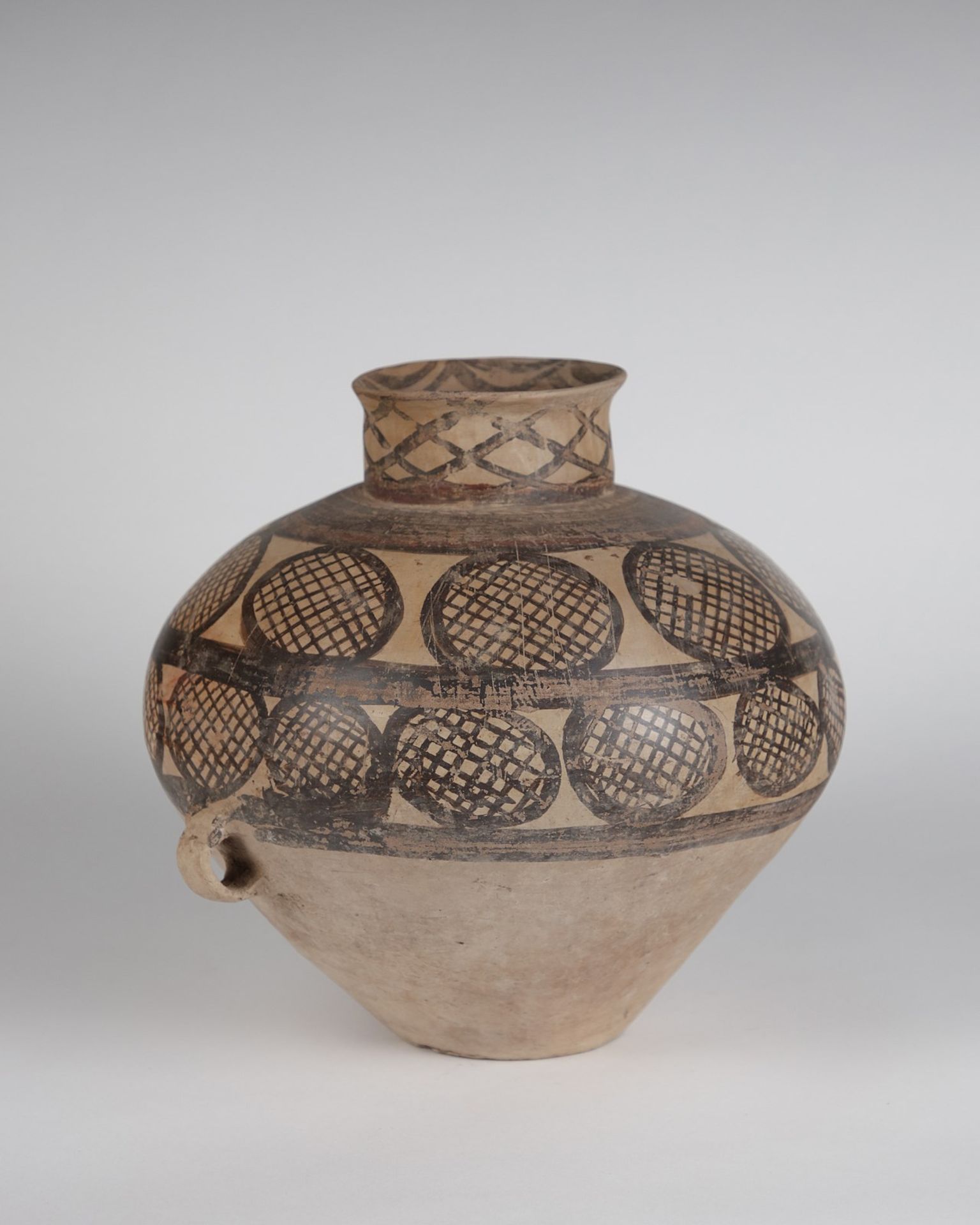 Arte Cinese A pottery jar decorated with geometric patternChina, Neolithic period, Mijiayao Culture - Image 2 of 2