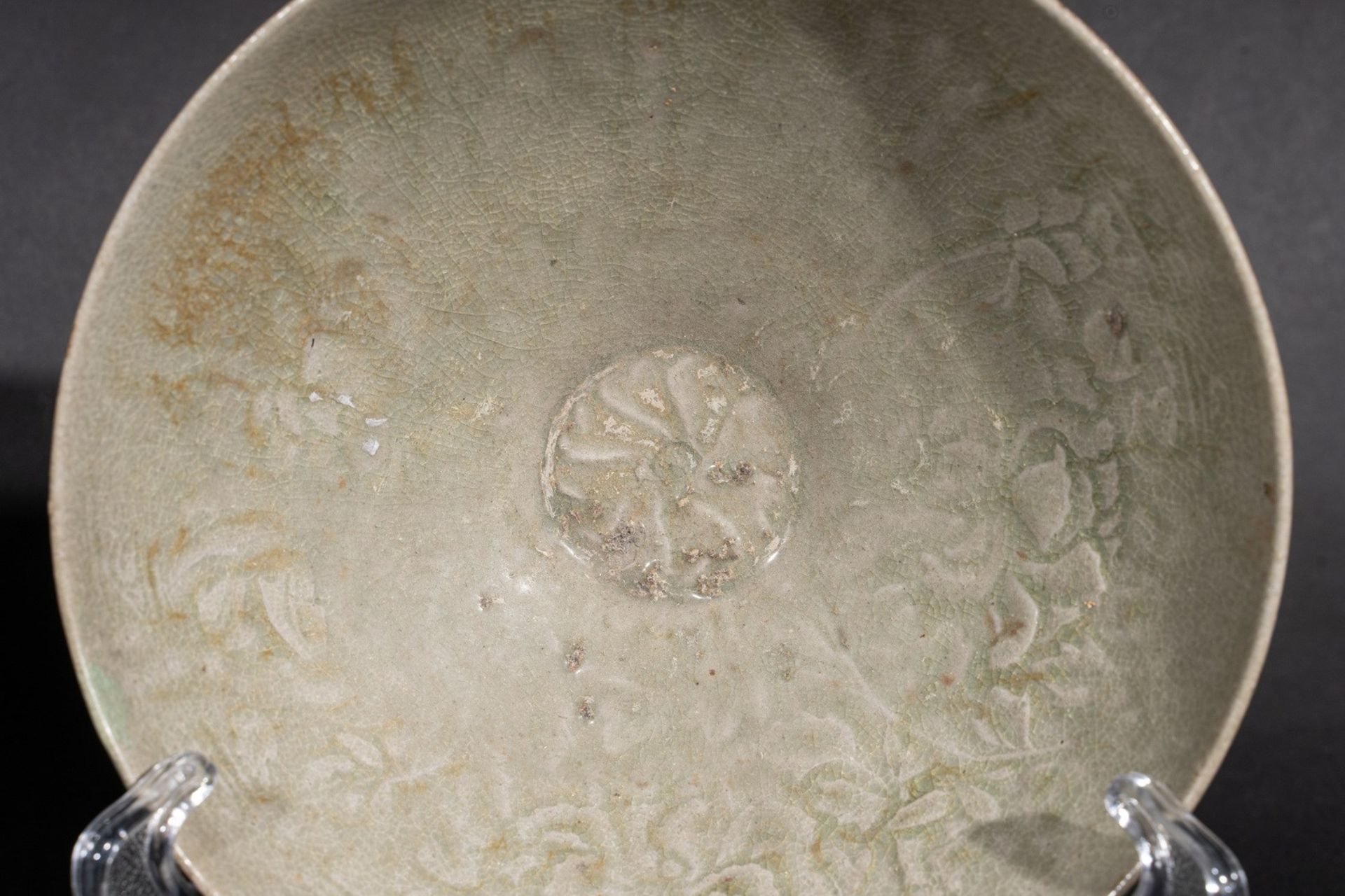 Arte Sud-Est Asiatico Three celadon glazed pottery bowls decorated with vegetal motifs Korea, Koryo - Bild 3 aus 4