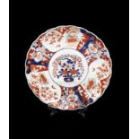 ARTE GIAPPONESE An Imari porcelain dish Japan, 19th century .