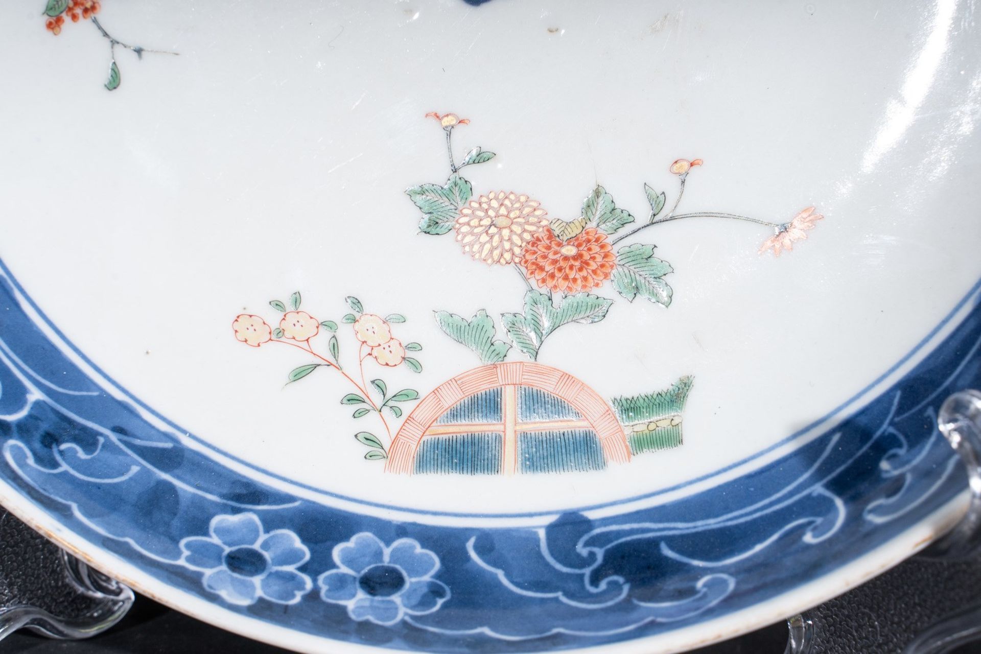 Arte Cinese A porcelain dish painted with polychrome flowers China, Ming period or later . - Bild 3 aus 4