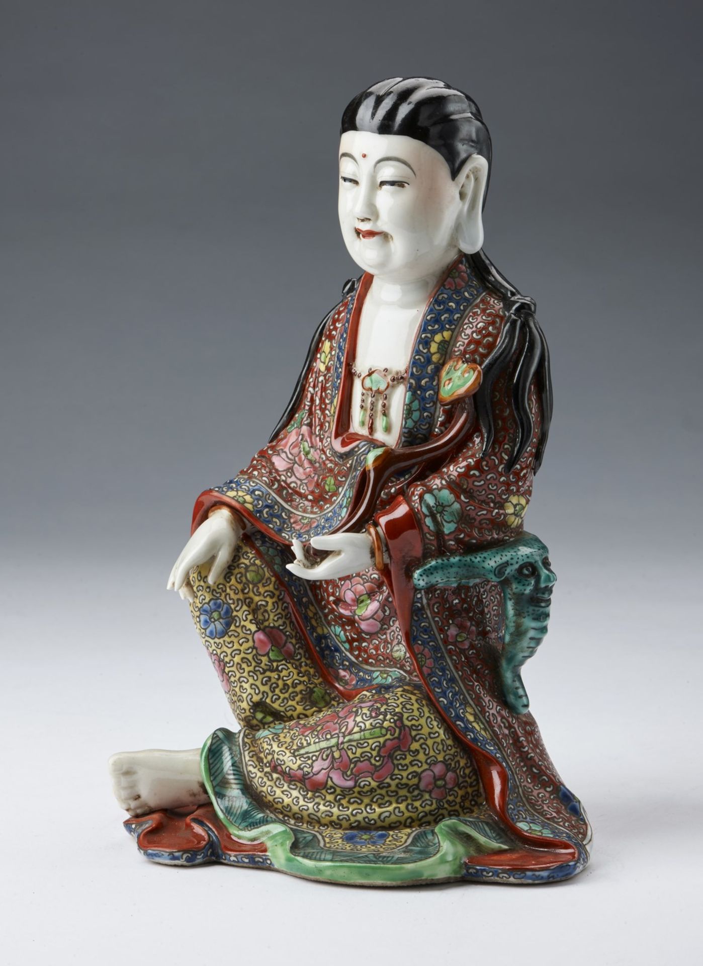 Arte Cinese A porcelain seated figure China, early 20th century .