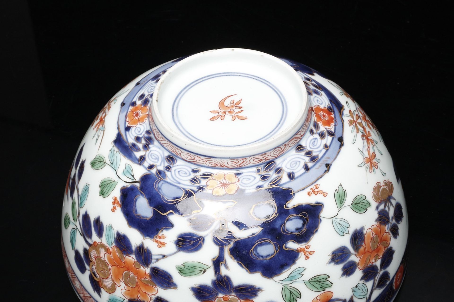 ARTE GIAPPONESE An Imari porcelain bowl. Marked at the base.Japan, 19th century . - Bild 3 aus 3