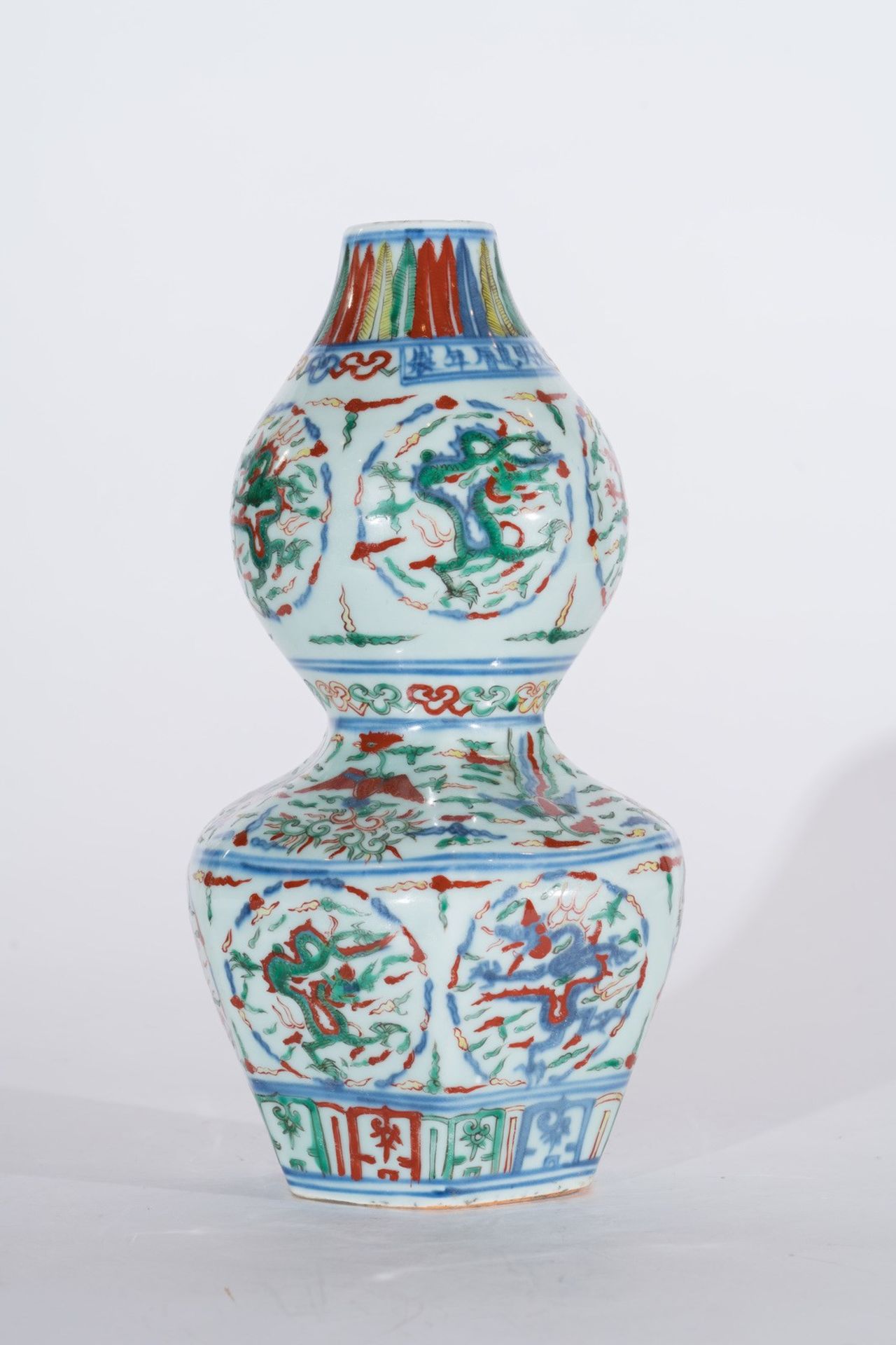 Arte Cinese A wucai double pumpkin porcelain vase bearing a six character mark painted within a car - Bild 2 aus 5