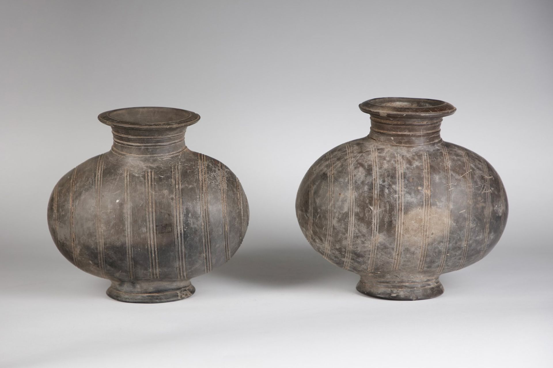 Arte Cinese Two black pottery cocoon vases China, late Warring States Period, 3rd century b.C. . - Bild 2 aus 2