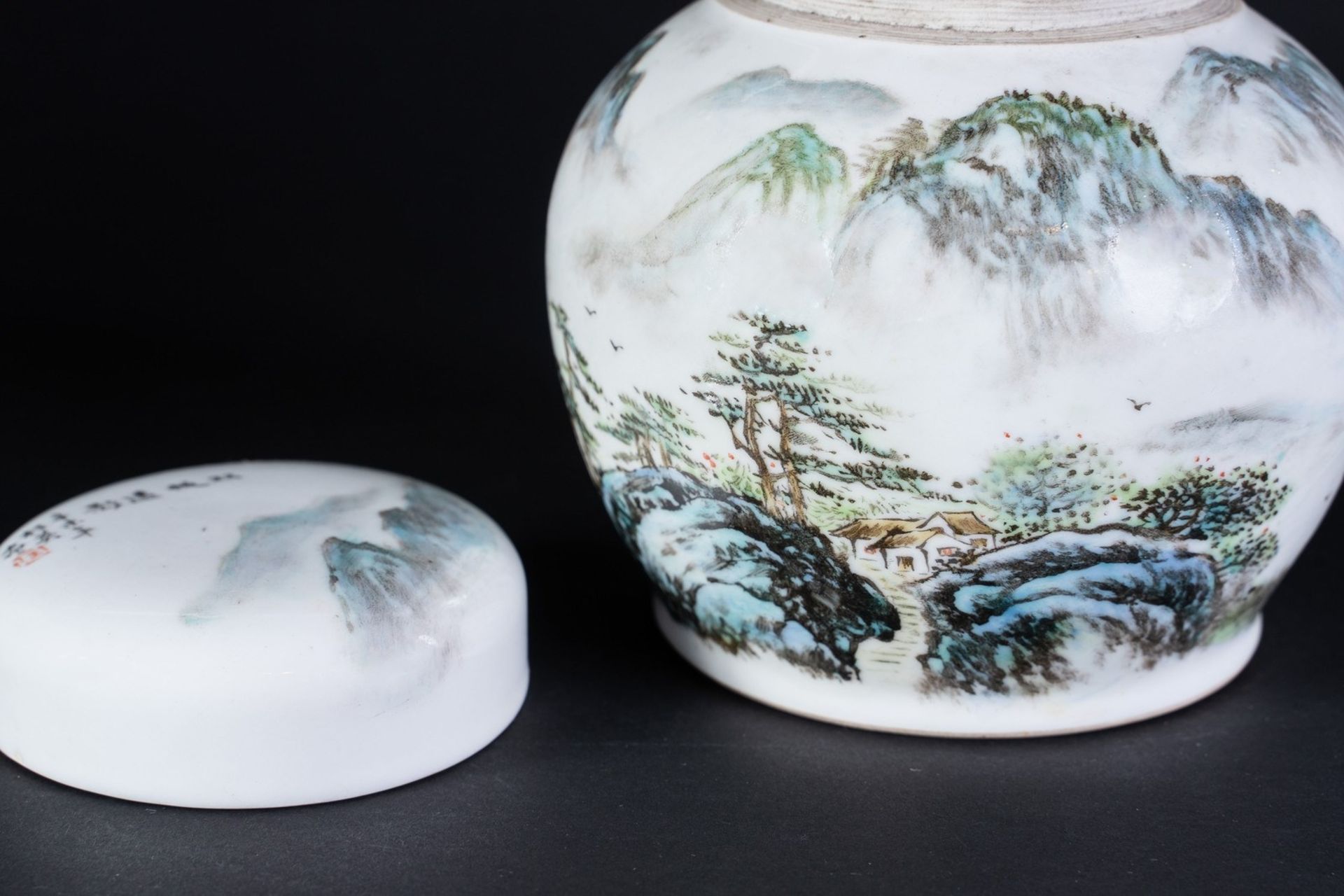 Arte Cinese Two porcelain vases painted with landscapeChina, 20th century . - Image 3 of 6