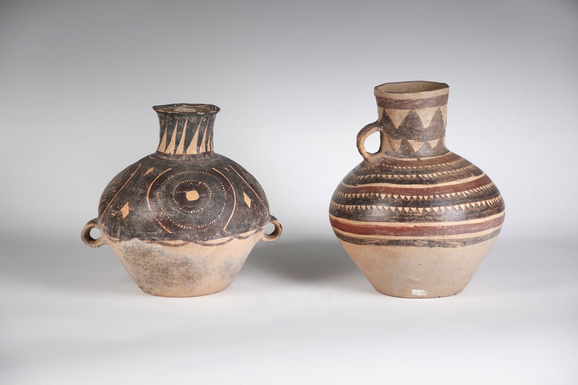 Arte Cinese Two earthenware vases decorated with geometric motifsChina, Neolithic period, Majiayao