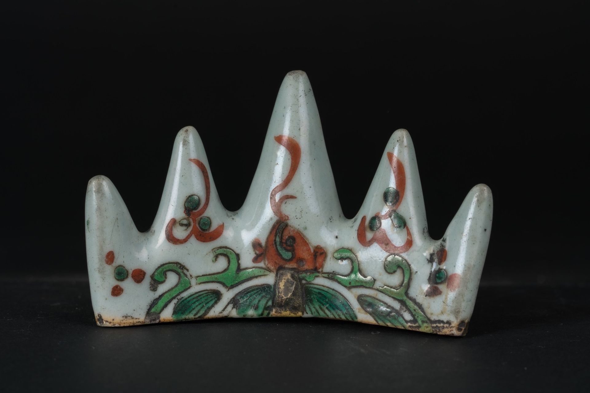 Arte Cinese A wucai porcelain brush rest painted with waves China, Ming dynasty .