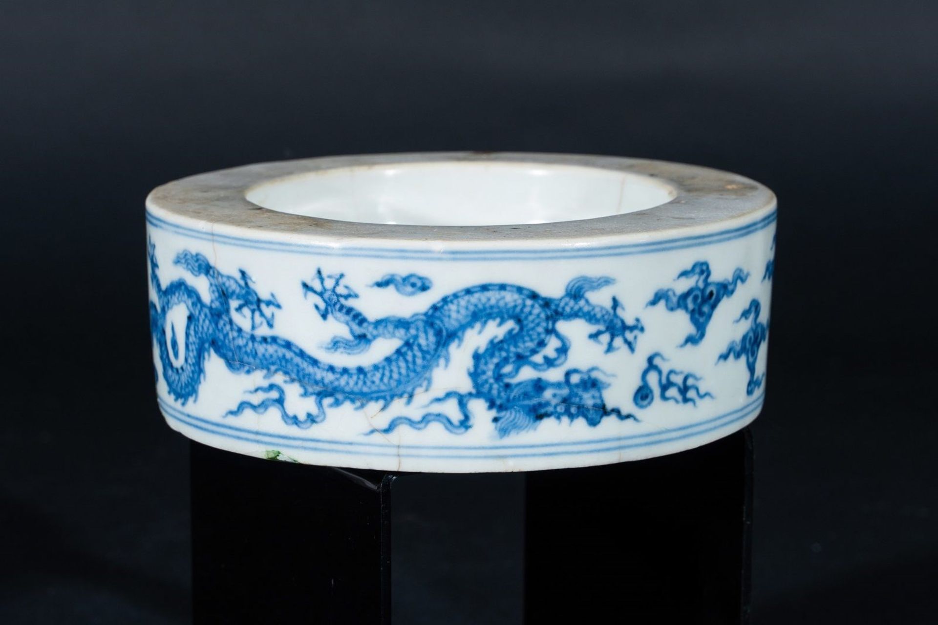 Arte Cinese A porcelain blue and white inkwell element painted with dragons chasing the flaming pea