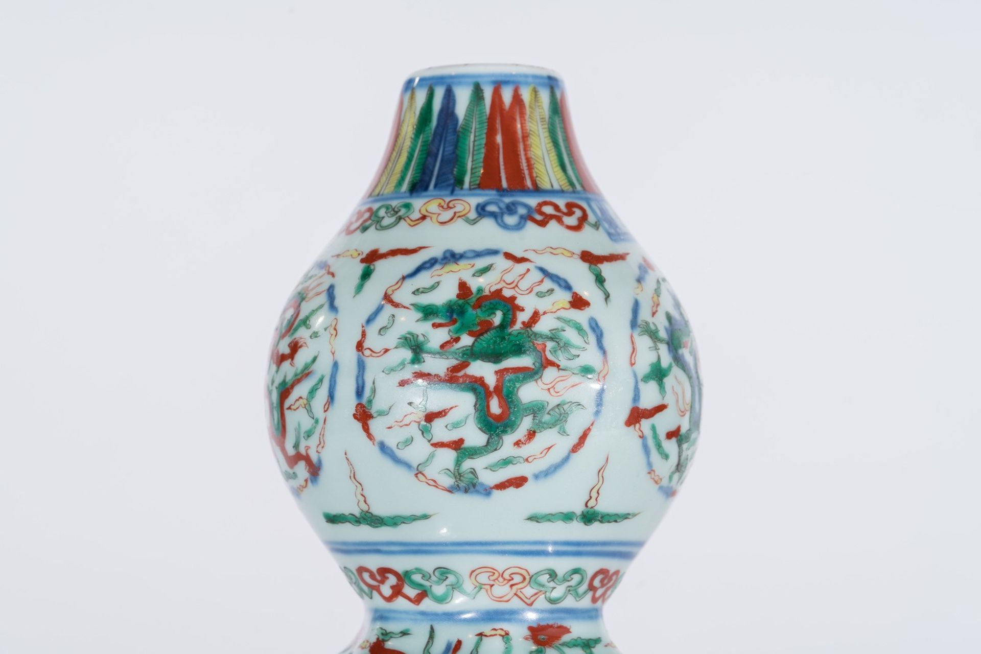 Arte Cinese A wucai double pumpkin porcelain vase bearing a six character mark painted within a car - Bild 3 aus 5