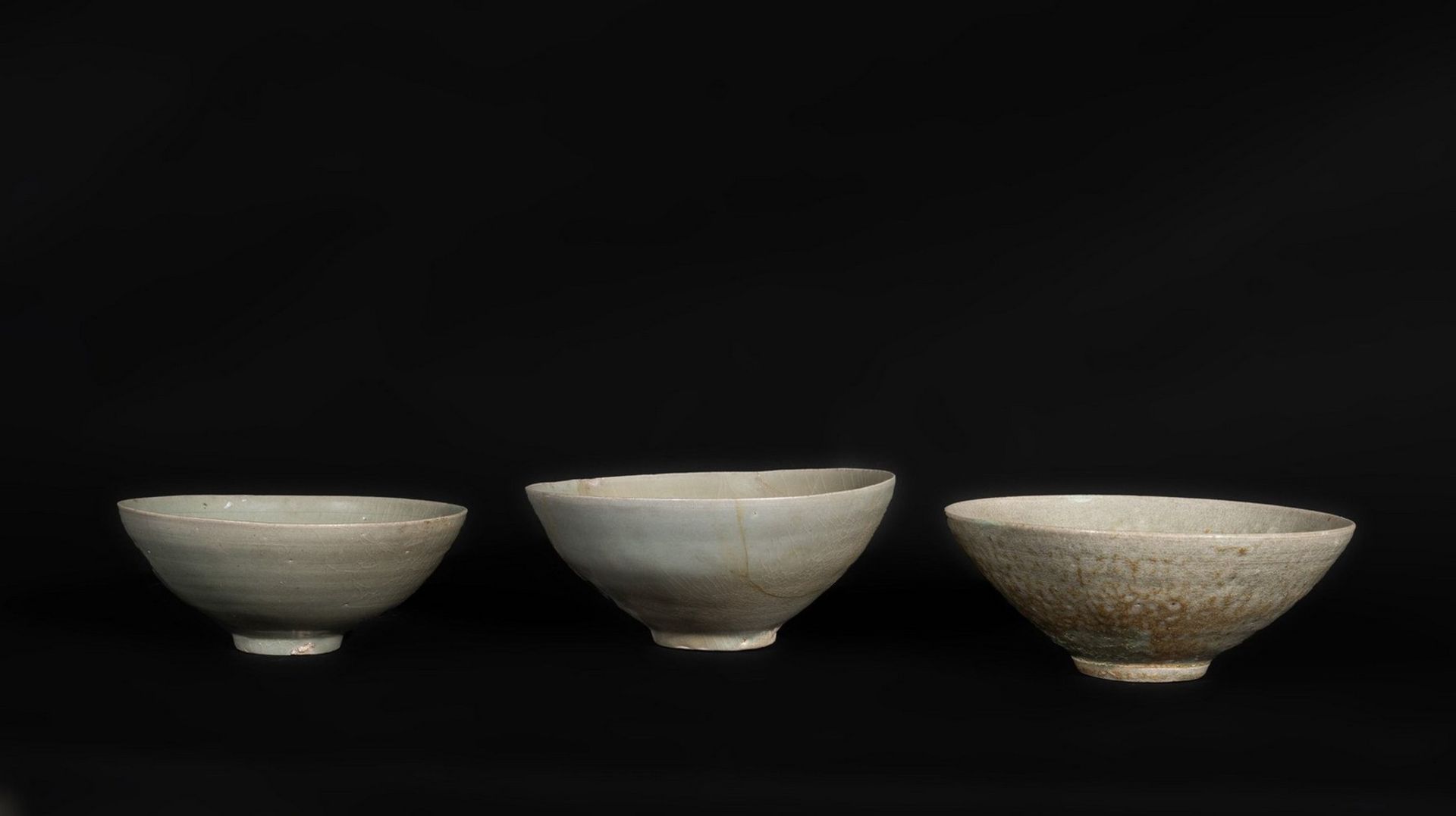 Arte Sud-Est Asiatico Three celadon glazed pottery bowls decorated with vegetal motifs Korea, Koryo