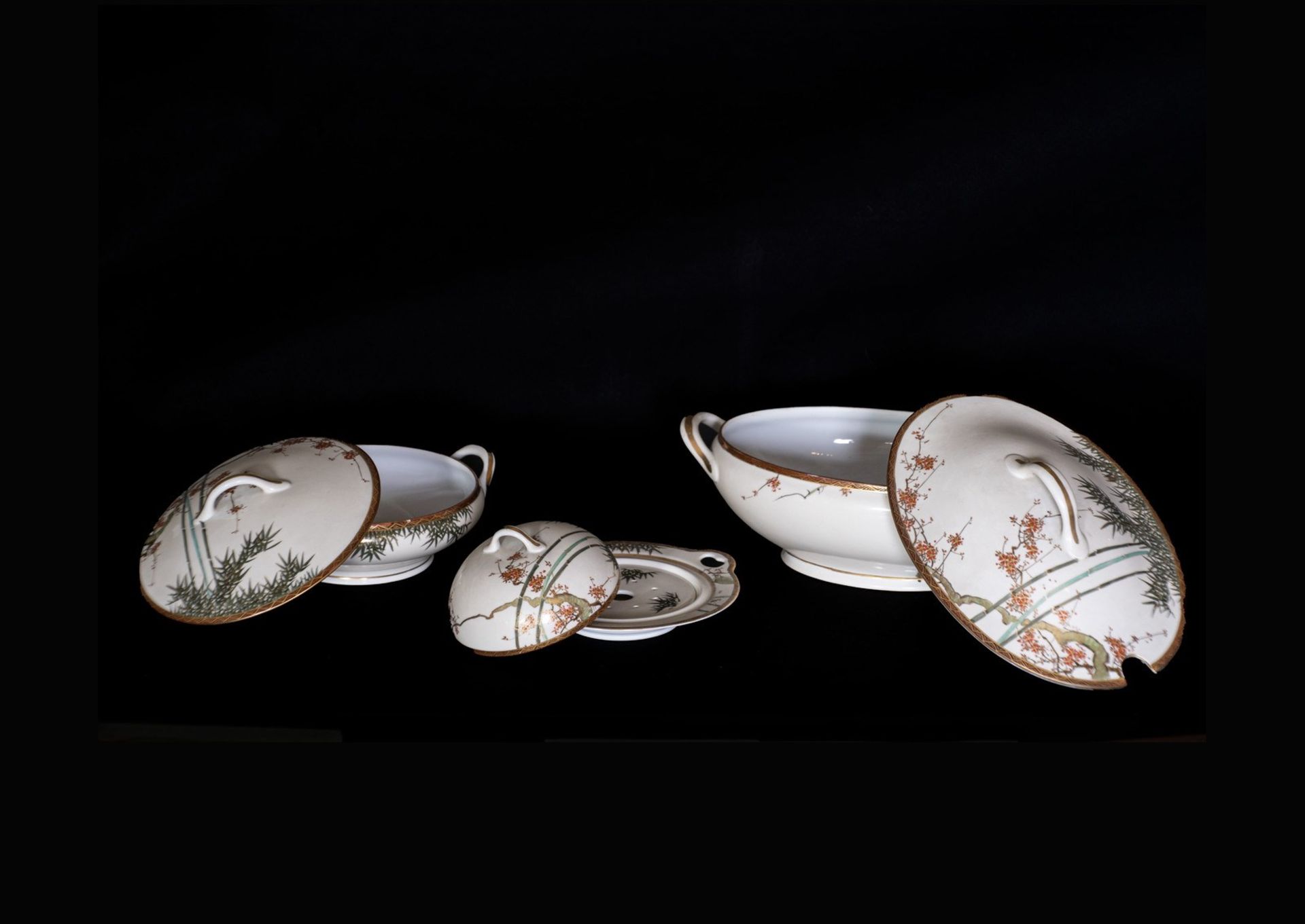 ARTE GIAPPONESE Two white porcelain soup tureens and cover and a warmer Japan, 19th century . - Image 6 of 7