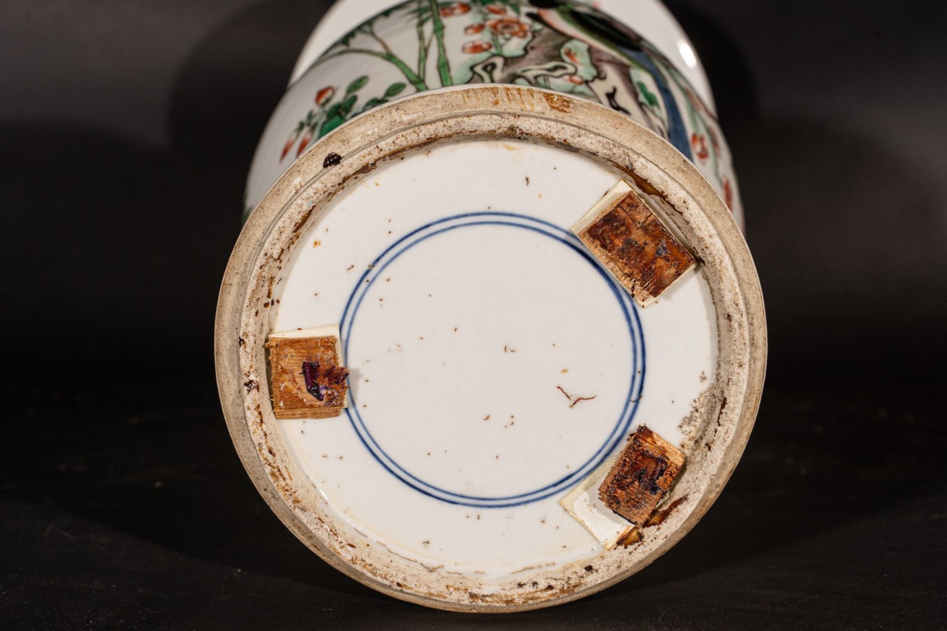 Arte Cinese A yenyen famille verte porcelain vase bearing a double circle mark at the base China, 1 - Image 5 of 5