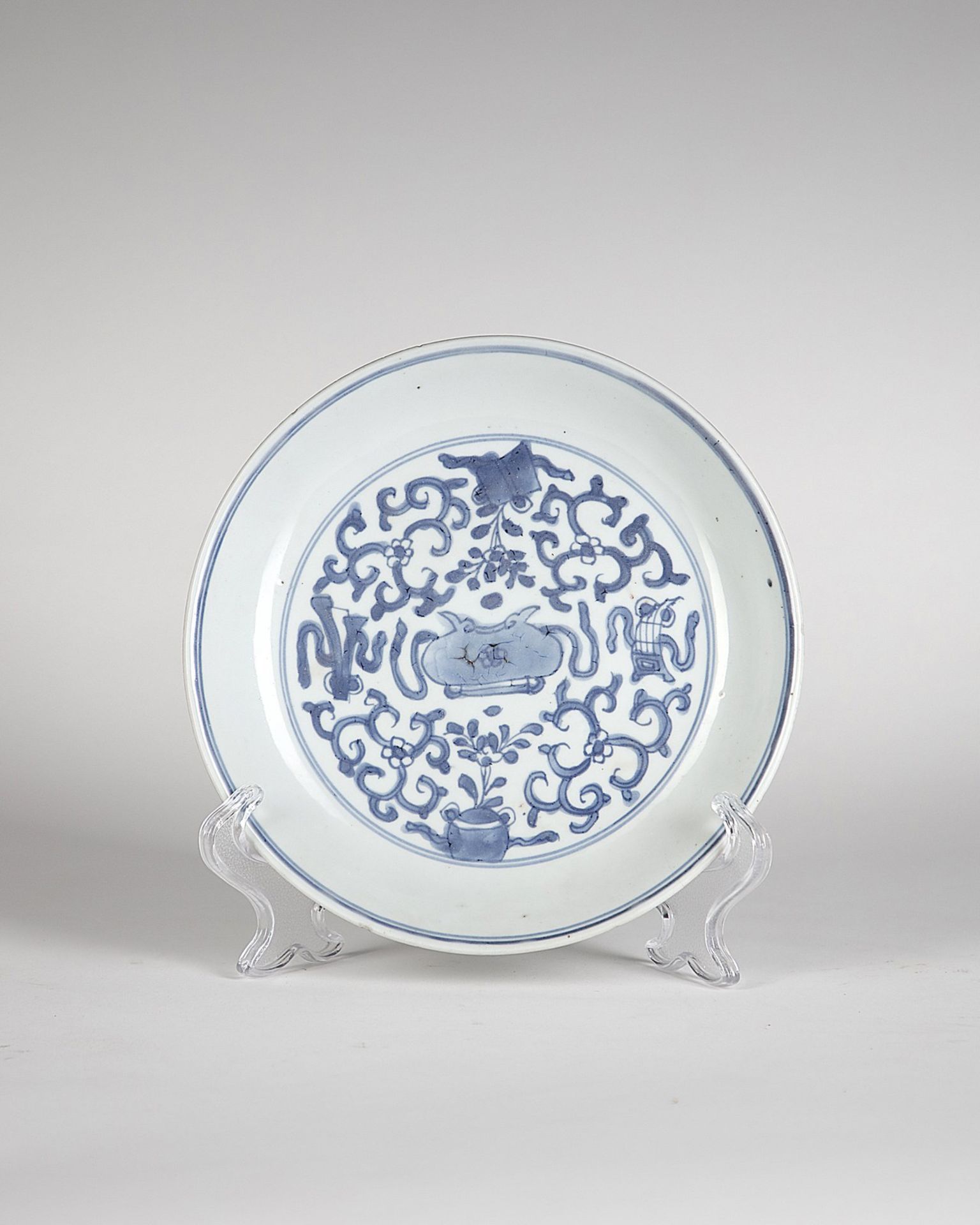 Arte Cinese A blue and white porcelain dish painted with auspicious symbols and bearing a mark at t