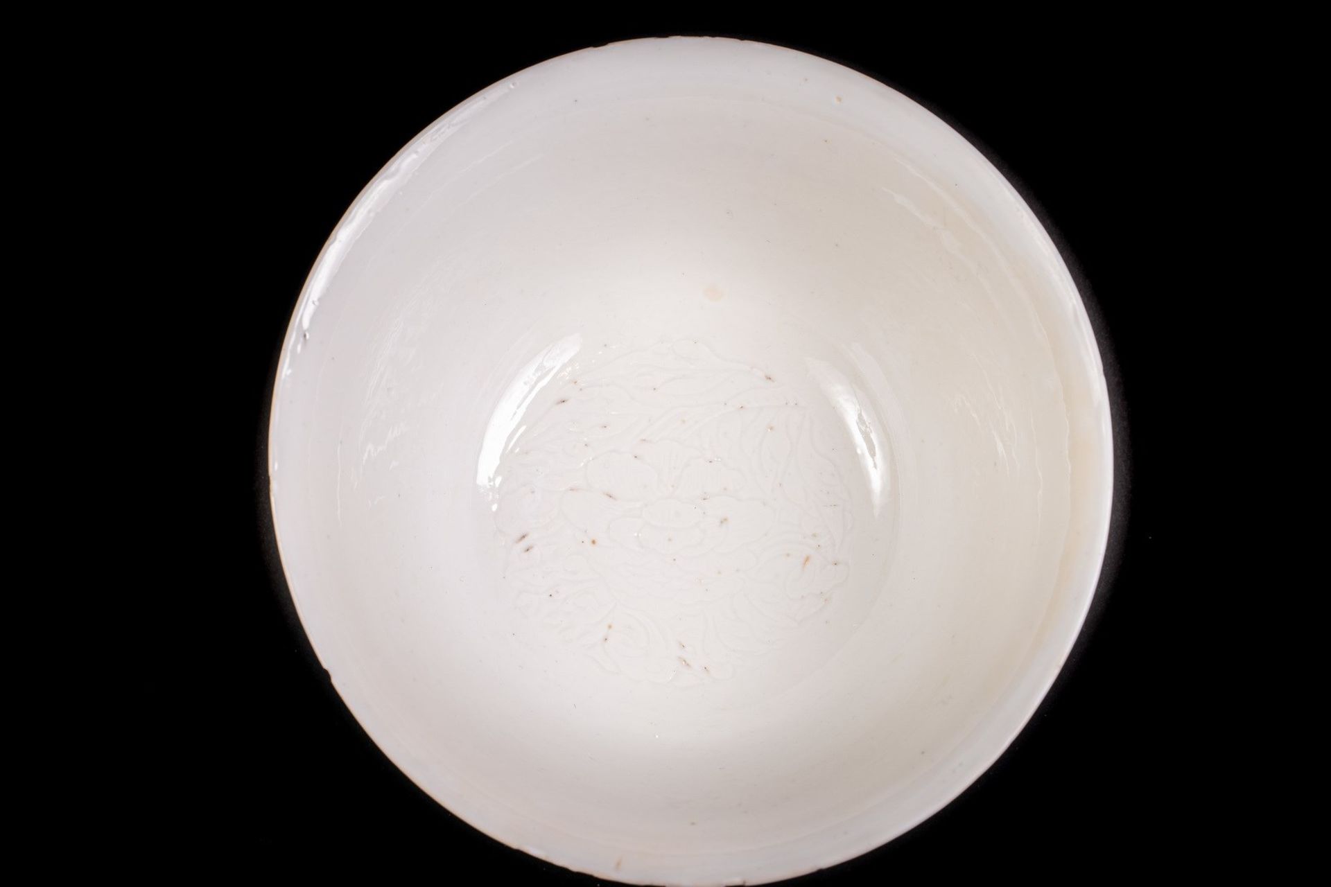 Arte Cinese A white glazed porcelain bowl bearing a Kangxi incense burner mark within double circle - Bild 3 aus 4