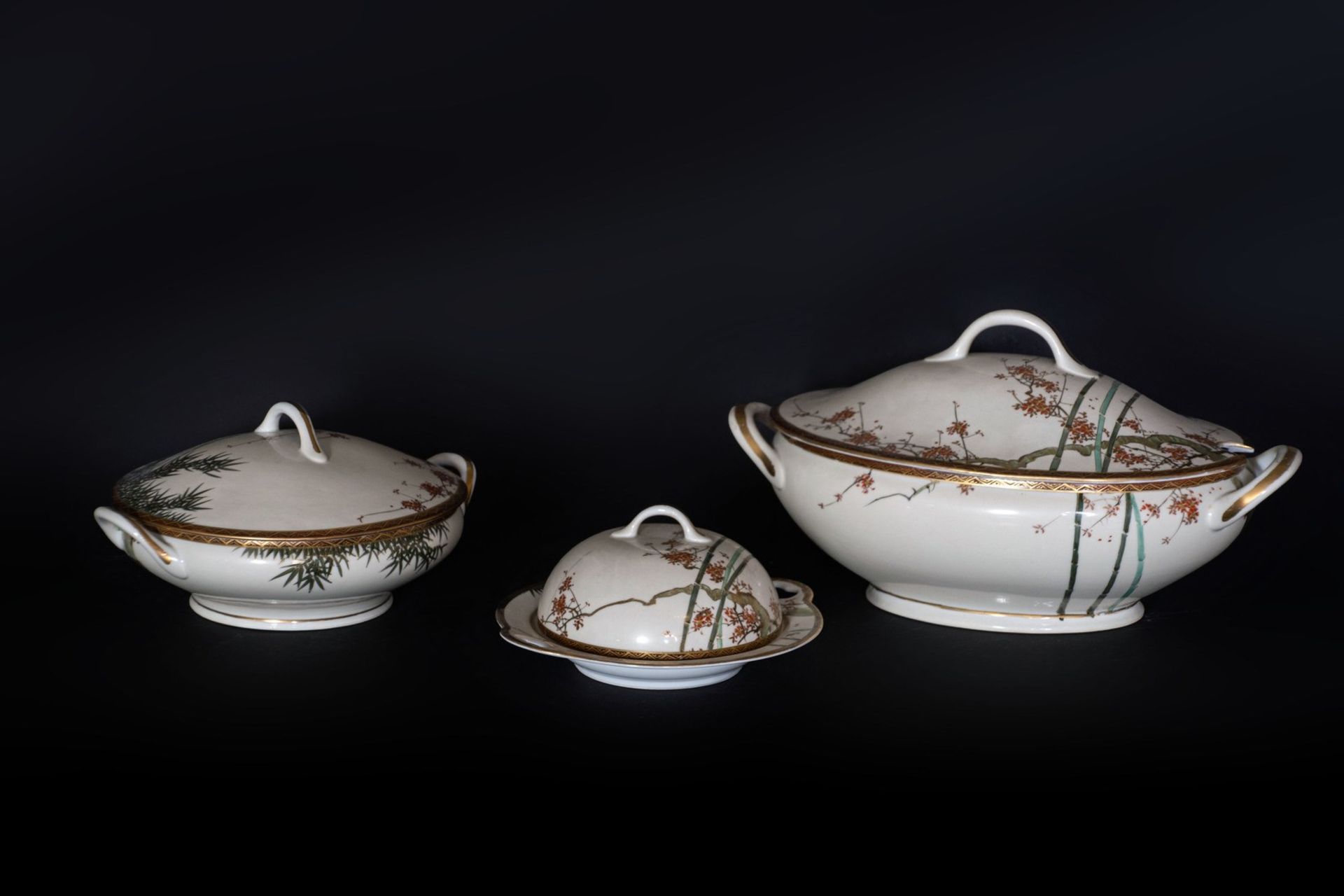 ARTE GIAPPONESE Two white porcelain soup tureens and cover and a warmer Japan, 19th century .