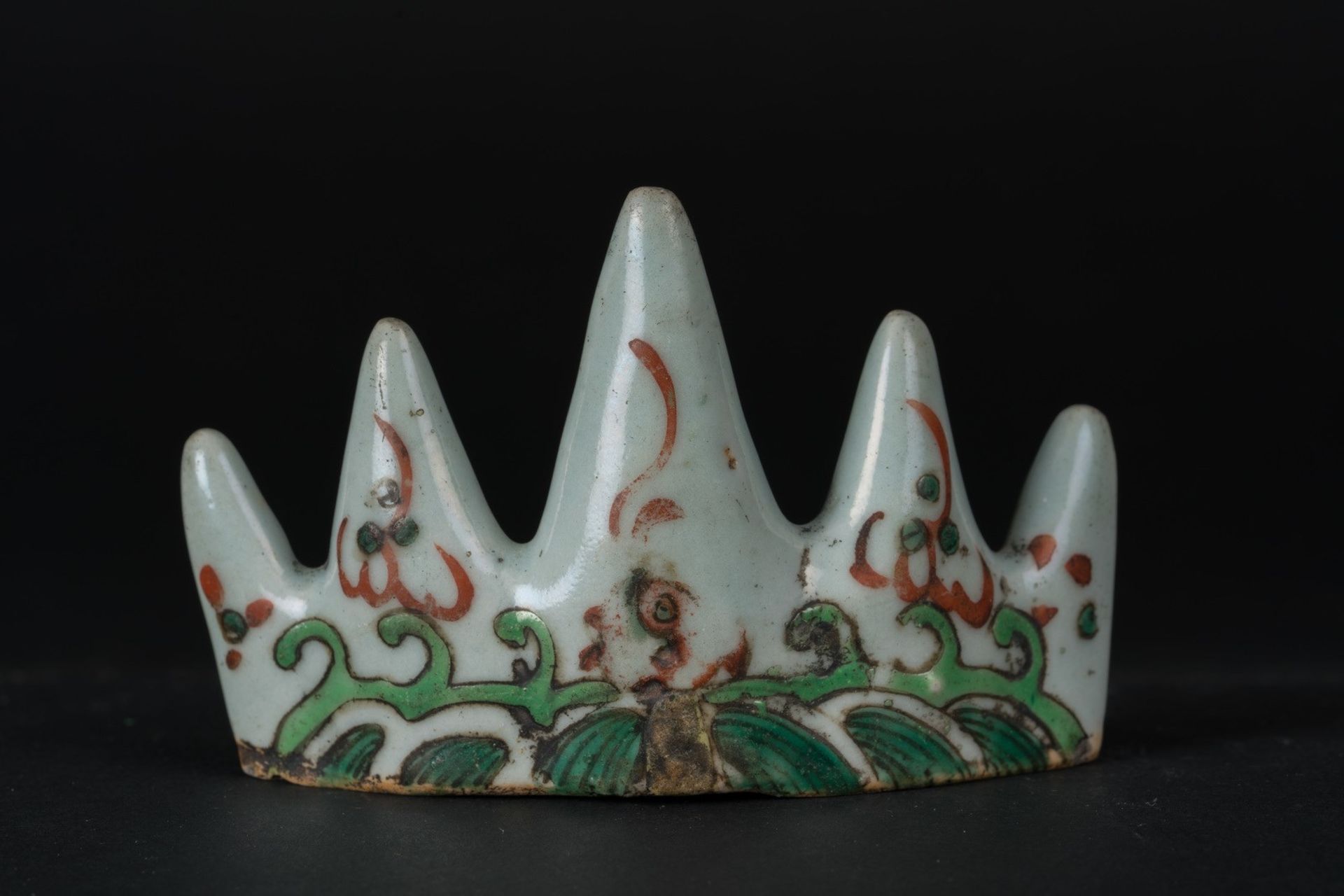 Arte Cinese A wucai porcelain brush rest painted with waves China, Ming dynasty . - Image 2 of 2