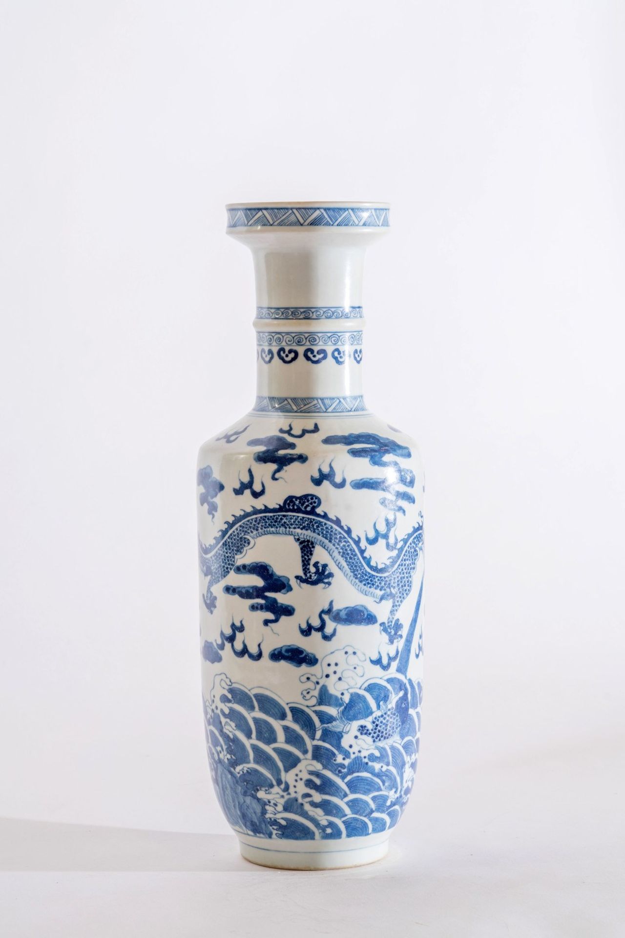 Arte Cinese A blue and white porcelain vase painted with a dragon among clouds and waves China, 19t