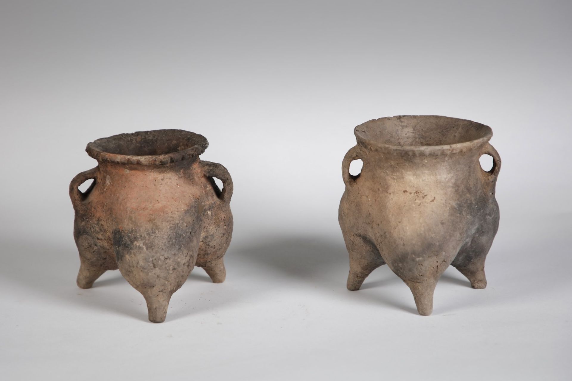 Arte Cinese Two tripod pottery cooking vessels China, Cultura Xindian, ca. 1400-700 b.C..