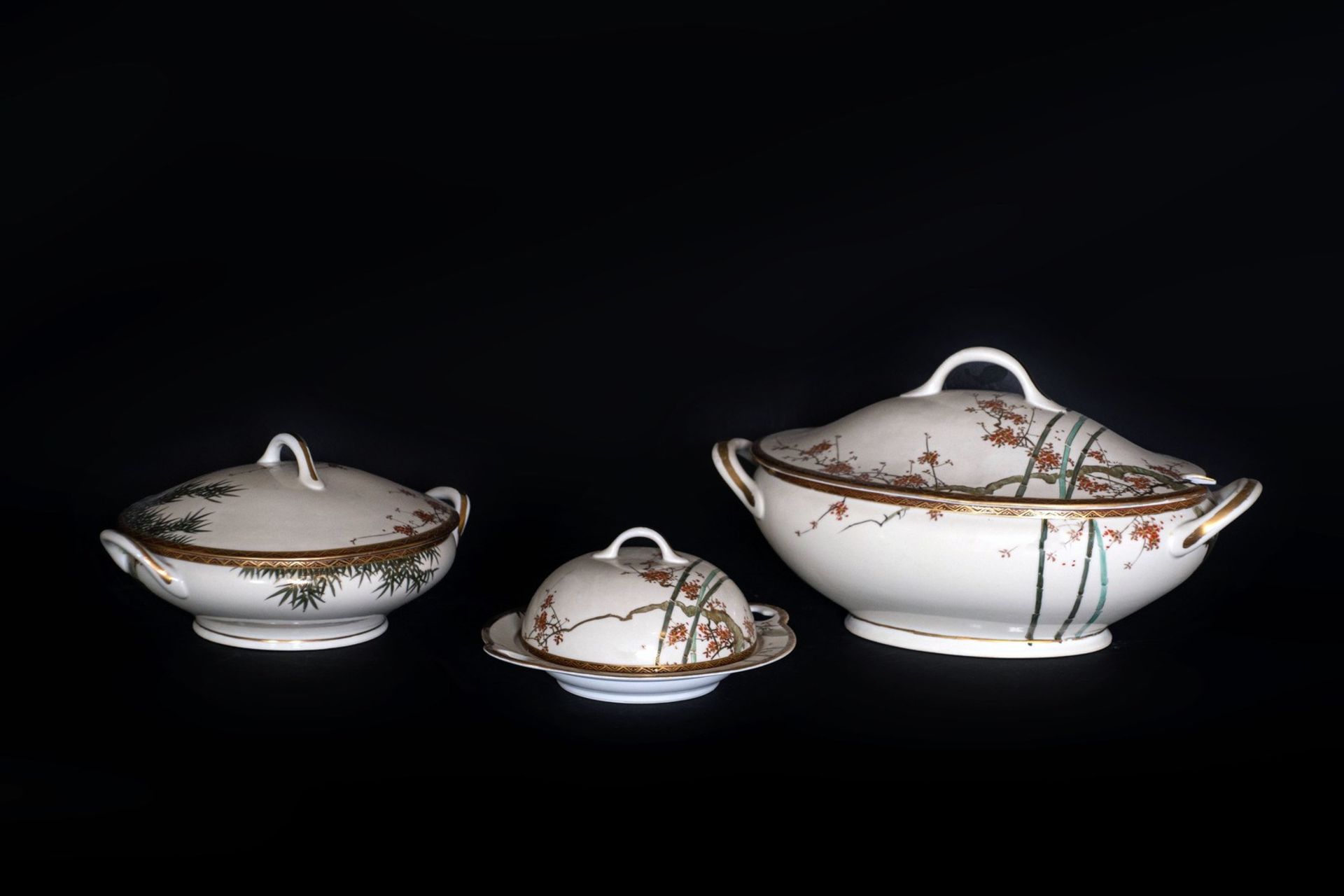 ARTE GIAPPONESE Two white porcelain soup tureens and cover and a warmer Japan, 19th century . - Image 2 of 7