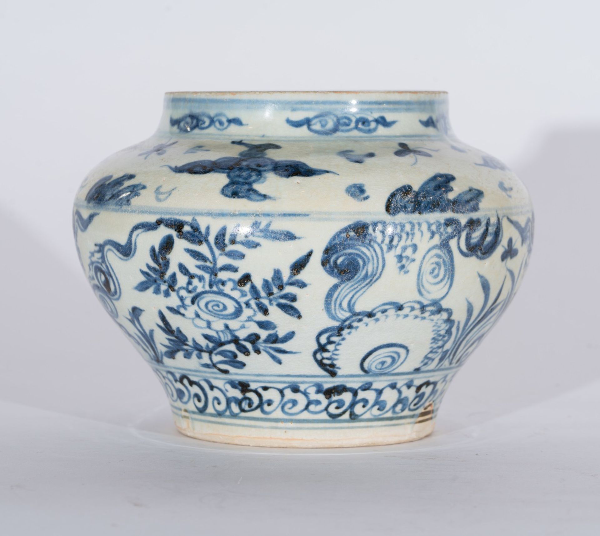 Arte Sud-Est Asiatico A blue and white pottery vase painted with vegetal motifs and clouds Vietnam,