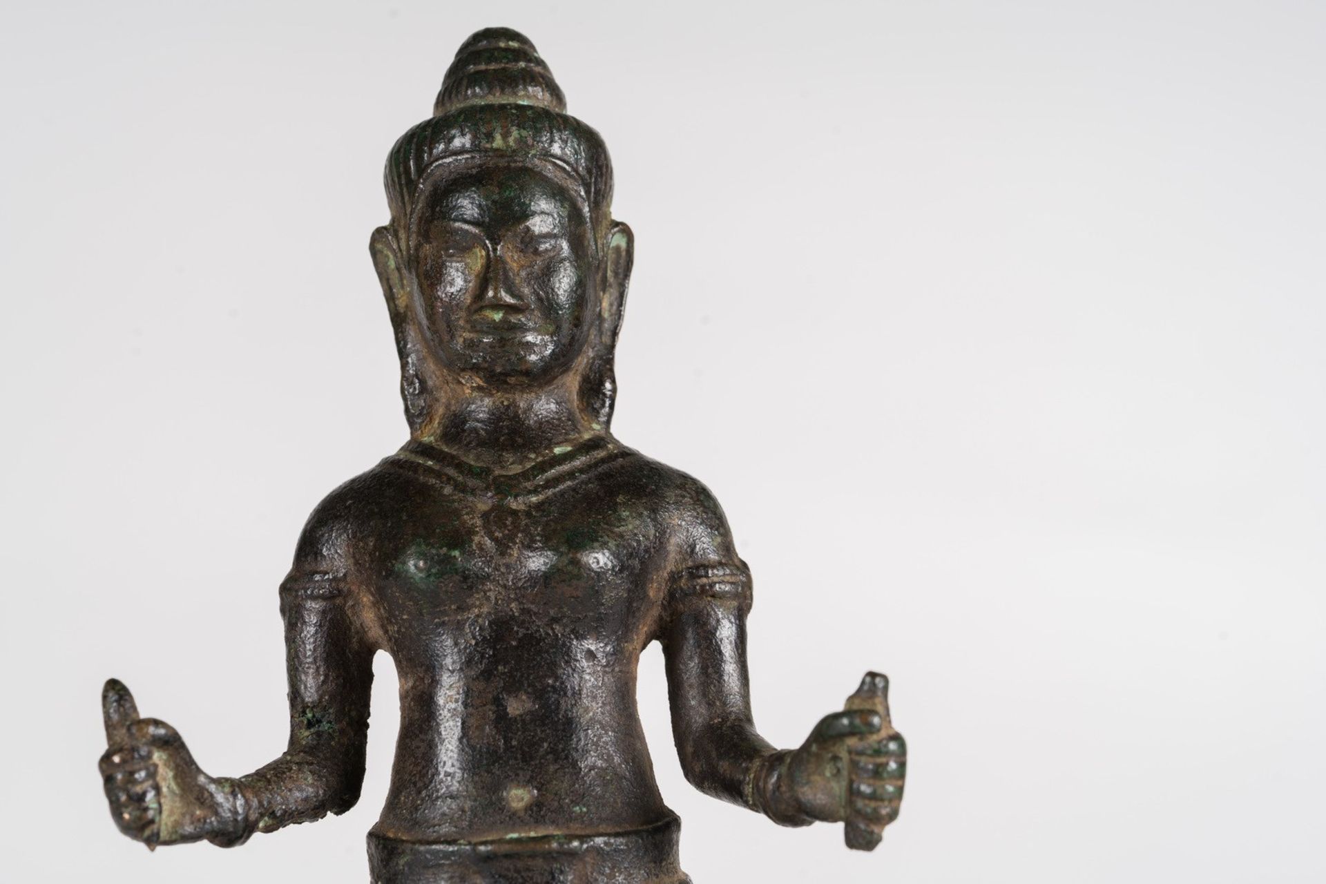 Arte Sud-Est Asiatico A bronze female deity figure Vietnam, Champa art, 12th century . - Bild 2 aus 6