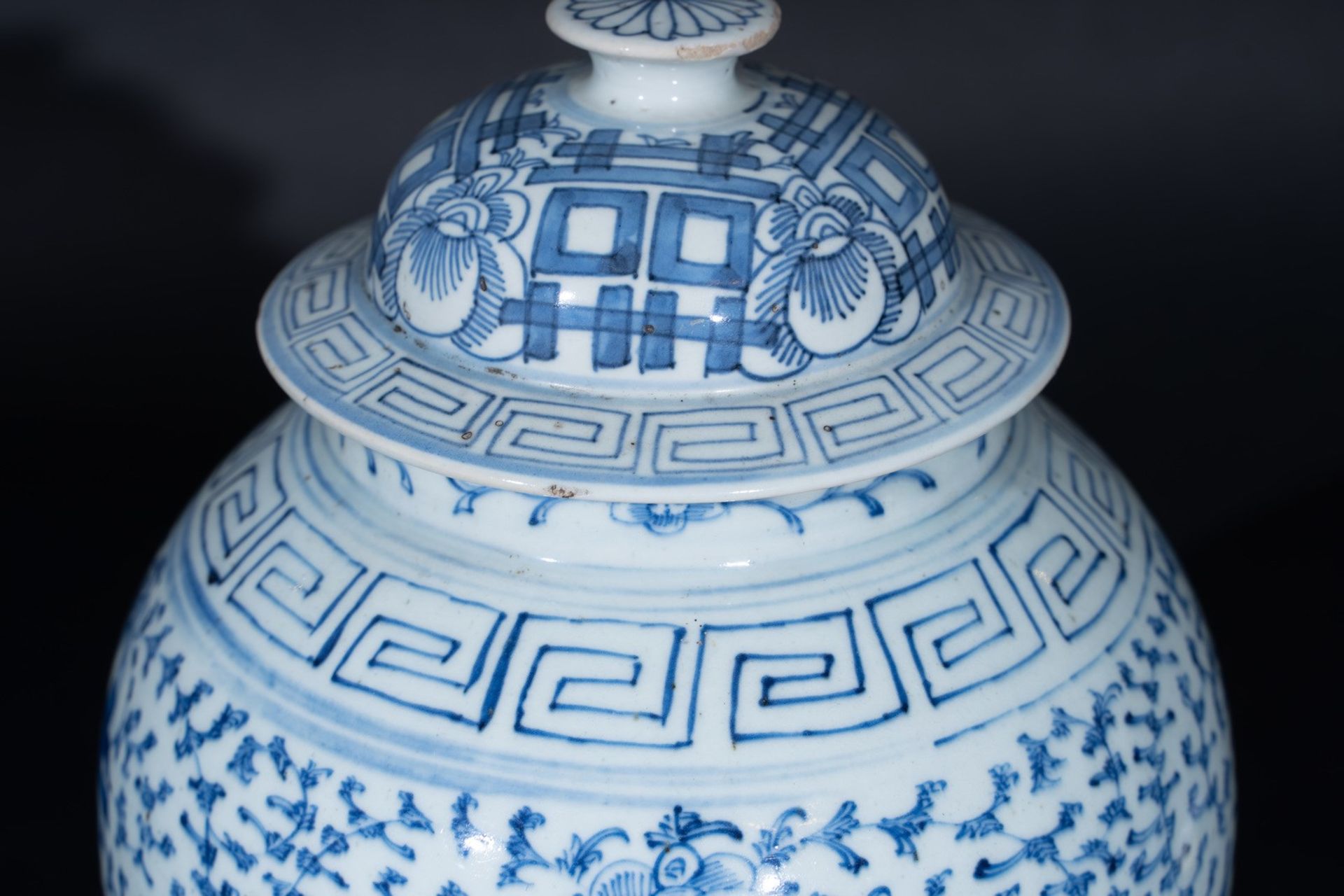 Arte Cinese A blu and white porcelain potiche painted with sprays and ideograms China, early 20th c - Bild 2 aus 4