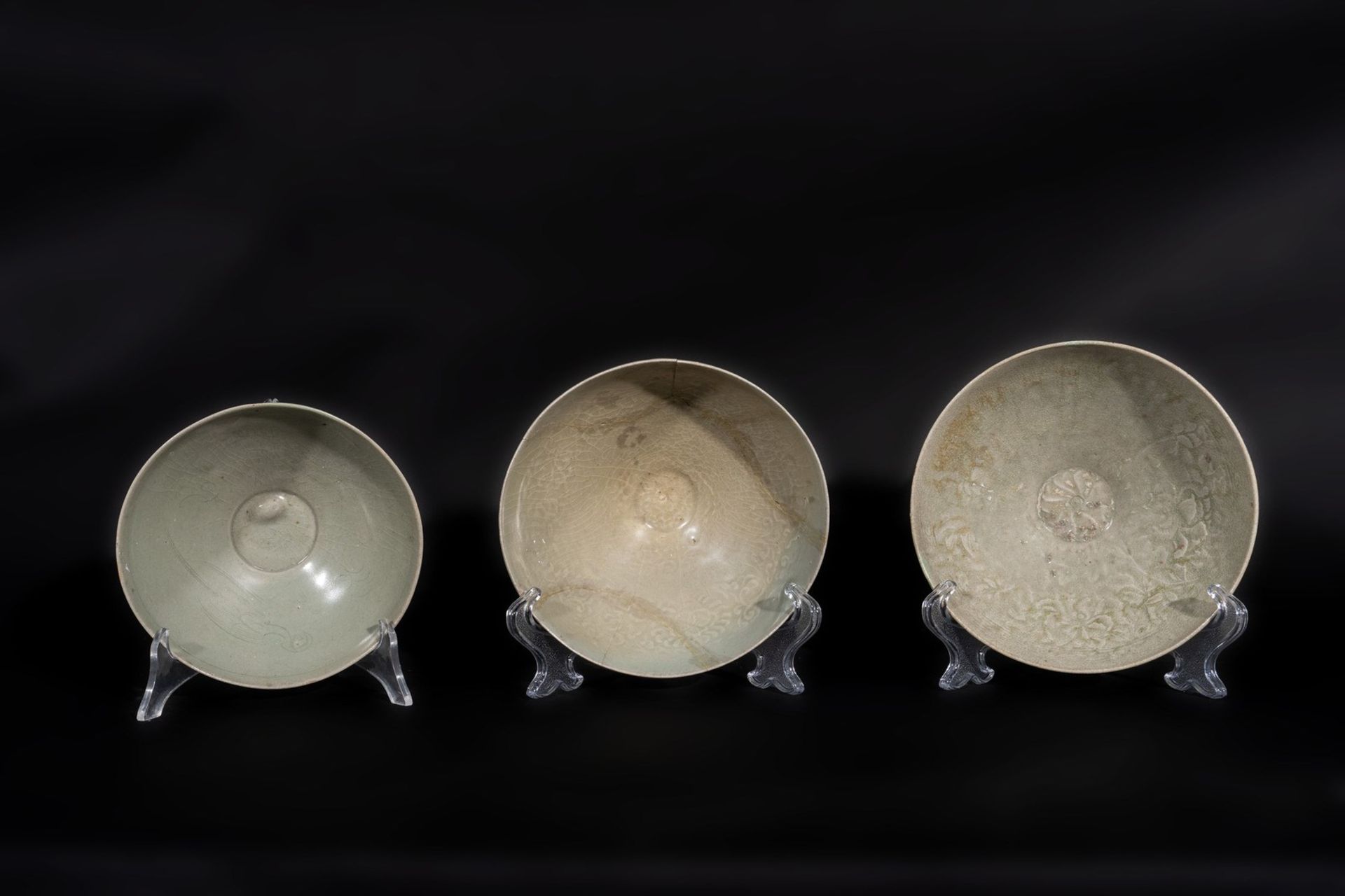 Arte Sud-Est Asiatico Three celadon glazed pottery bowls decorated with vegetal motifs Korea, Koryo - Bild 2 aus 4