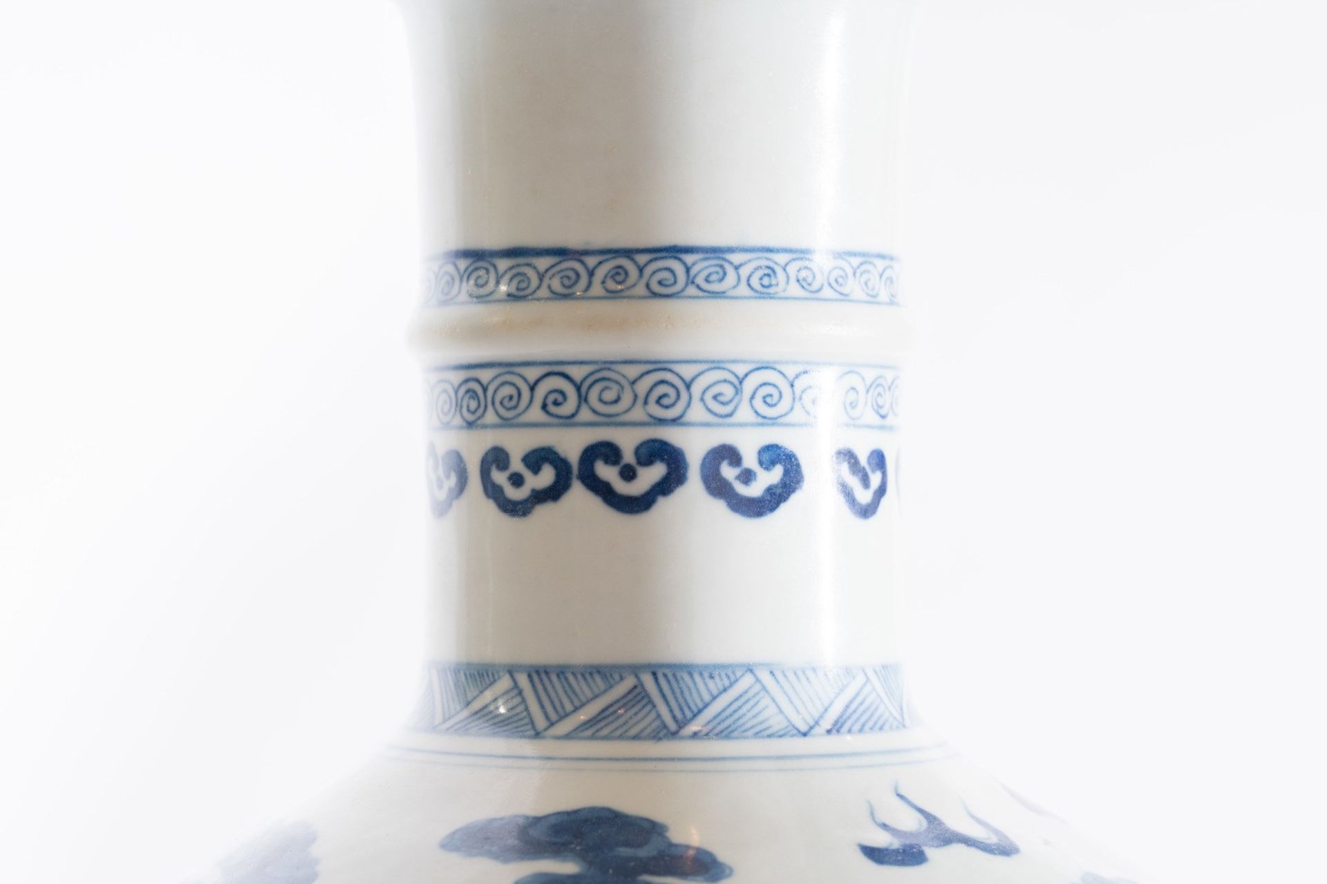 Arte Cinese A blue and white porcelain vase painted with a dragon among clouds and waves China, 19t - Bild 3 aus 5