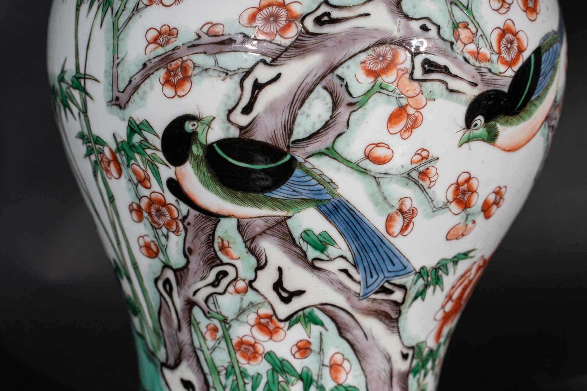 Arte Cinese A yenyen famille verte porcelain vase bearing a double circle mark at the base China, 1 - Bild 2 aus 5