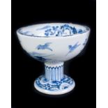 ARTE GIAPPONESE A blue and white Arita pottery stem cup painted with landscape Japan, late 19th cen