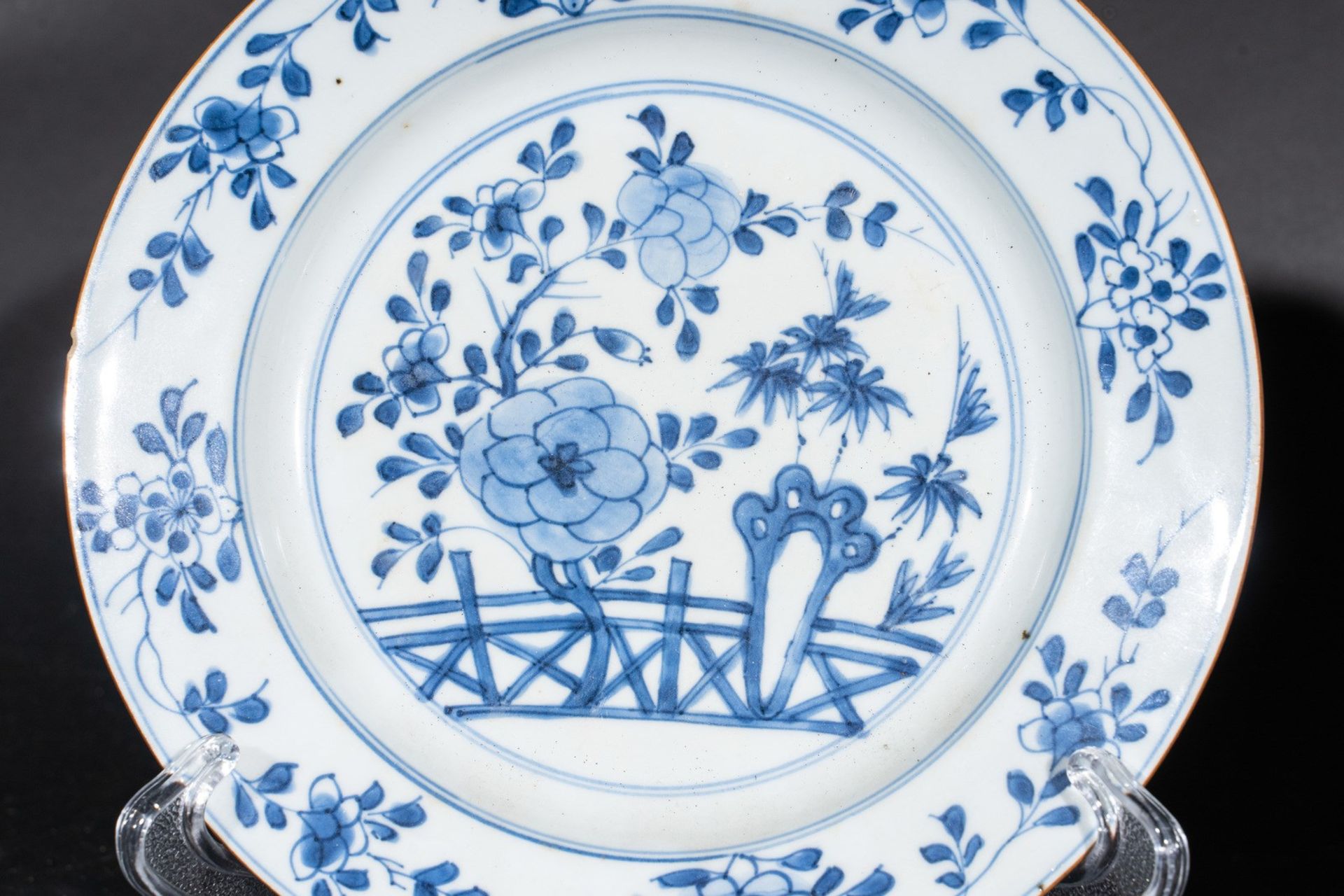Arte Cinese A pair of blue and white porcelain dishes painted with floral motifsChina, Kangxi perio - Bild 2 aus 4