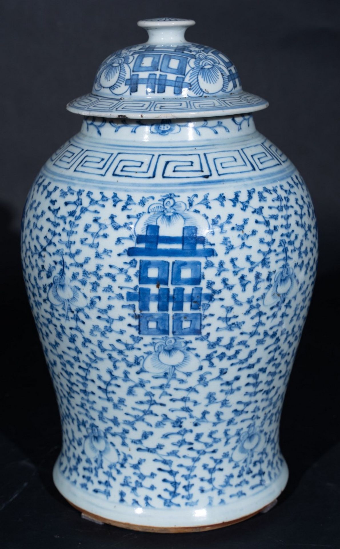 Arte Cinese A blu and white porcelain potiche painted with sprays and ideograms China, early 20th c - Bild 3 aus 4