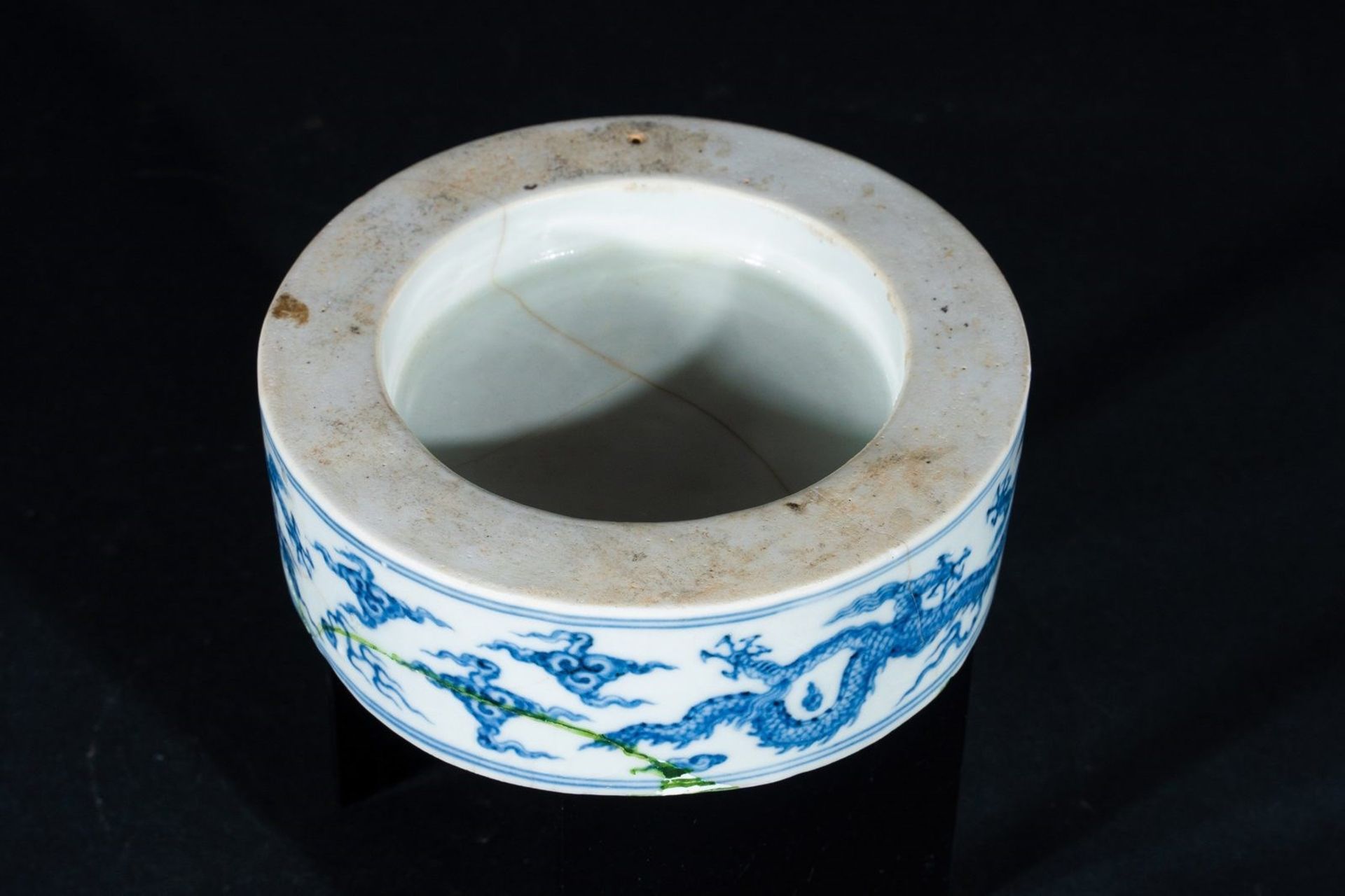 Arte Cinese A porcelain blue and white inkwell element painted with dragons chasing the flaming pea - Image 2 of 3