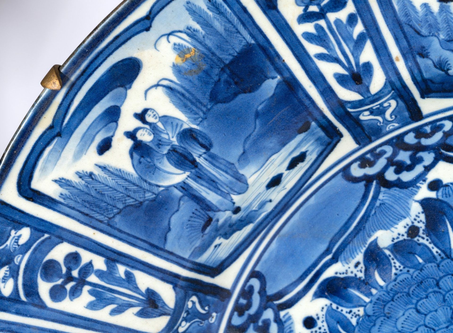 ARTE GIAPPONESE A large blue and white arita porcelain tray painted with vegetal motifs and charact - Bild 3 aus 5